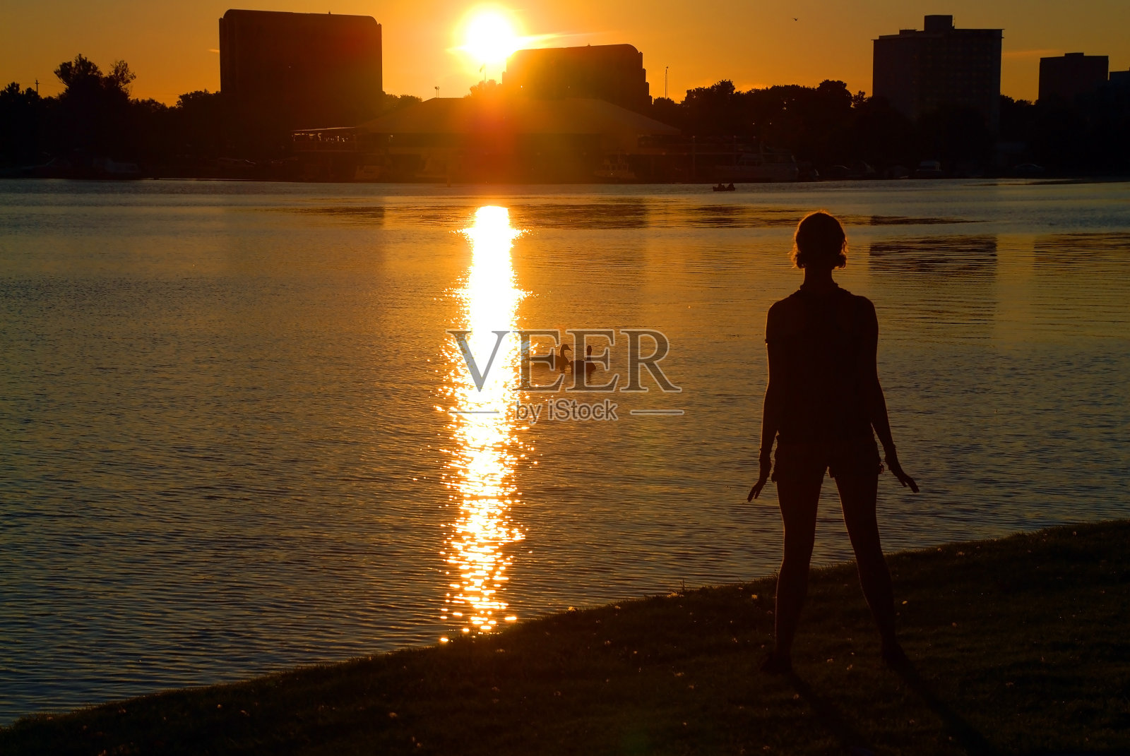女人在金色的夕阳下伸展照片摄影图片