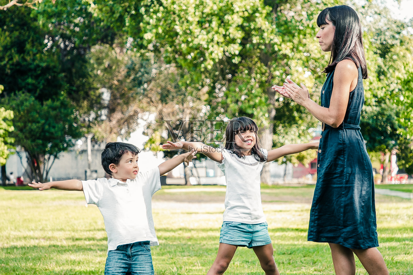 两个快乐可爱的孩子和他们的妈妈玩积极的游戏照片摄影图片