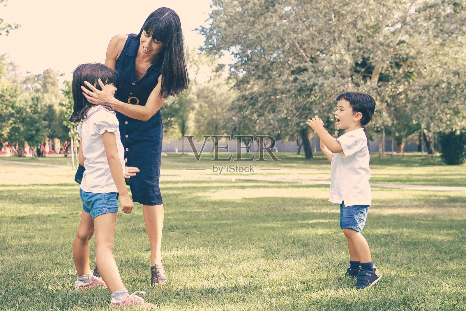 两个快乐的孩子和妈妈在夏季公园度过闲暇时光照片摄影图片