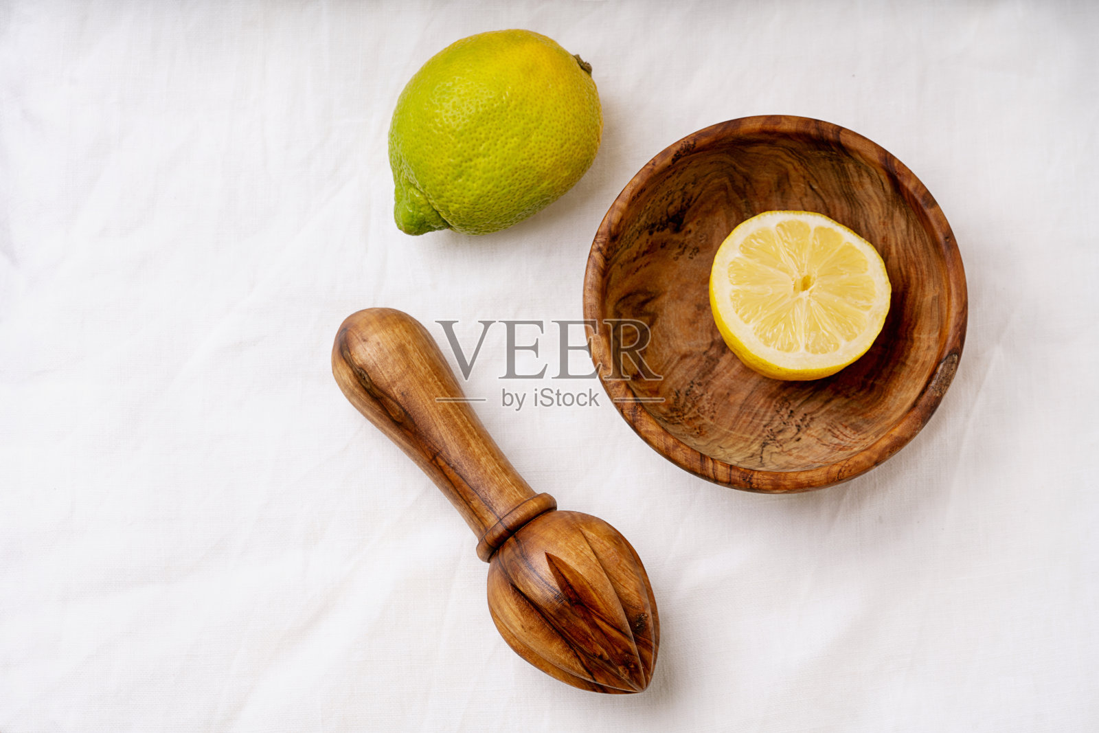 柠檬和木制榨汁机照片摄影图片