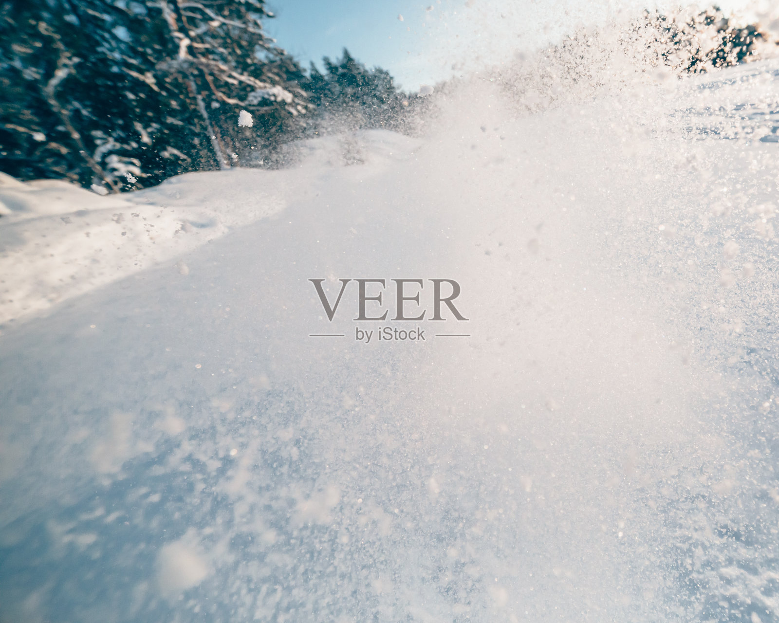 雪飞溅在空中，蓝色的雪背景照片摄影图片