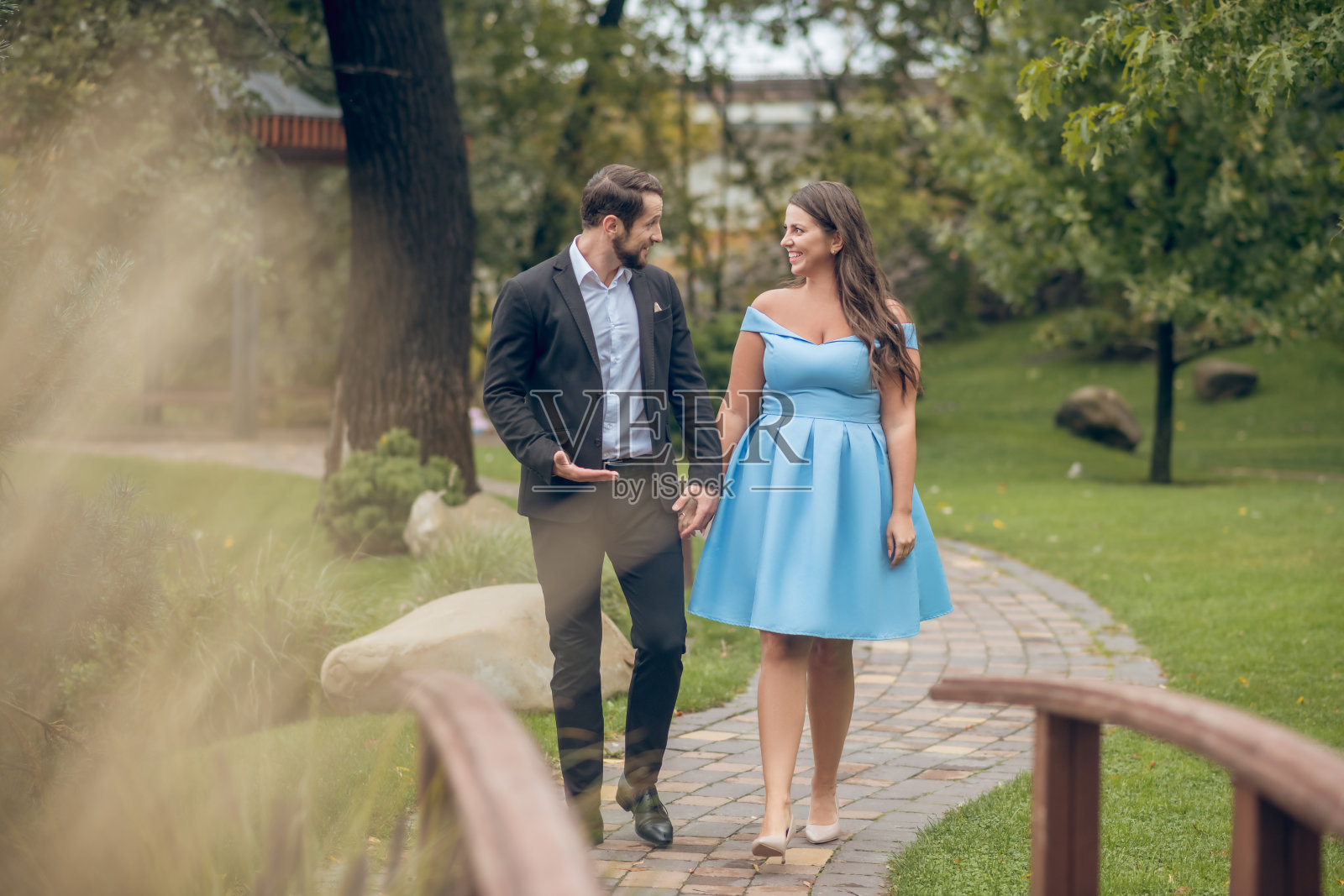 告诉男人和倾听女人一起走照片摄影图片