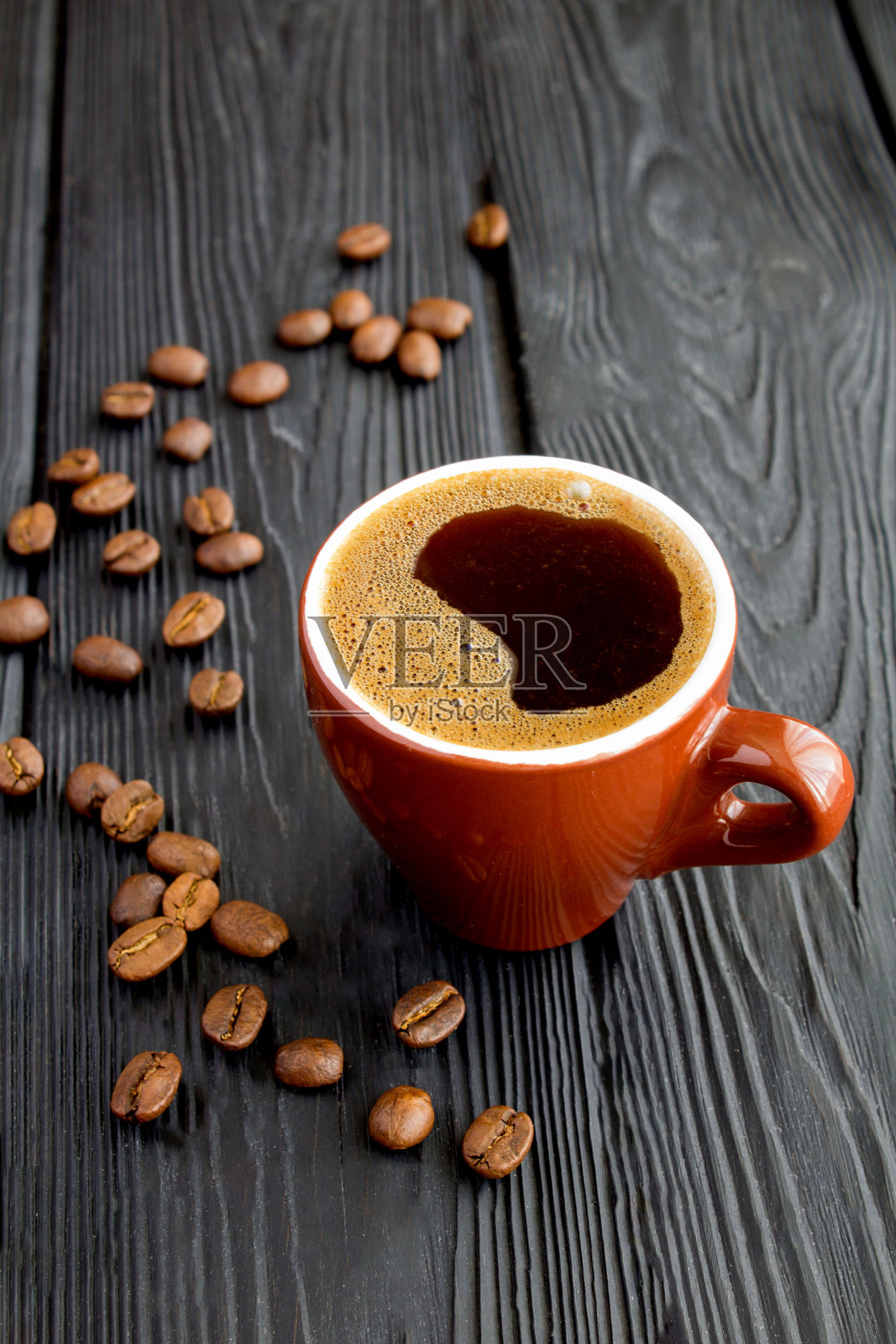 黑咖啡放在黑色木桌上的棕色陶瓷杯里照片摄影图片