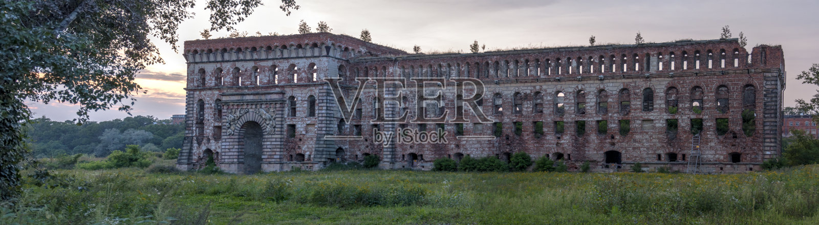 莫德林要塞的一个旧粮仓照片摄影图片