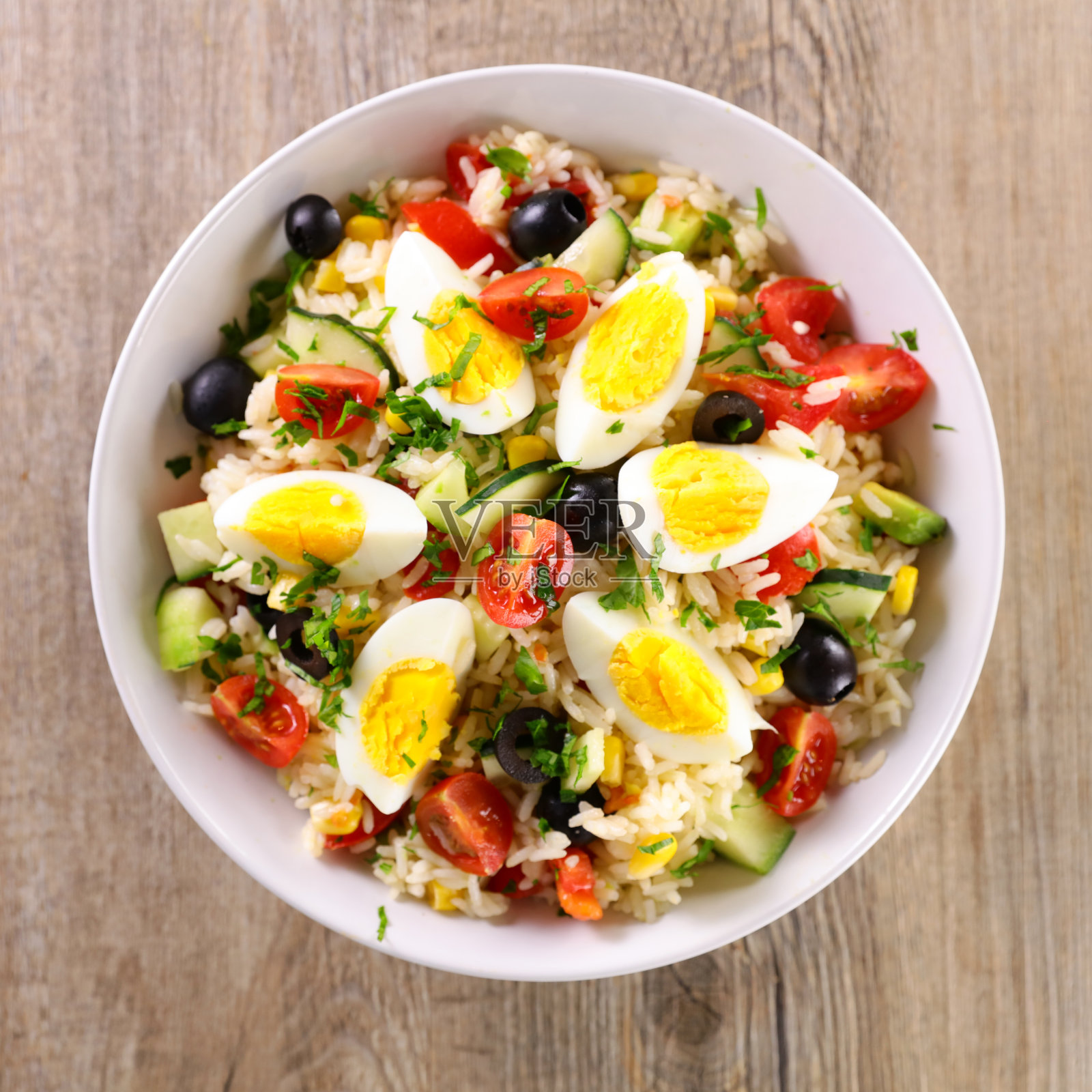 蔬菜沙拉配米饭，西红柿，黄瓜和鸡蛋照片摄影图片