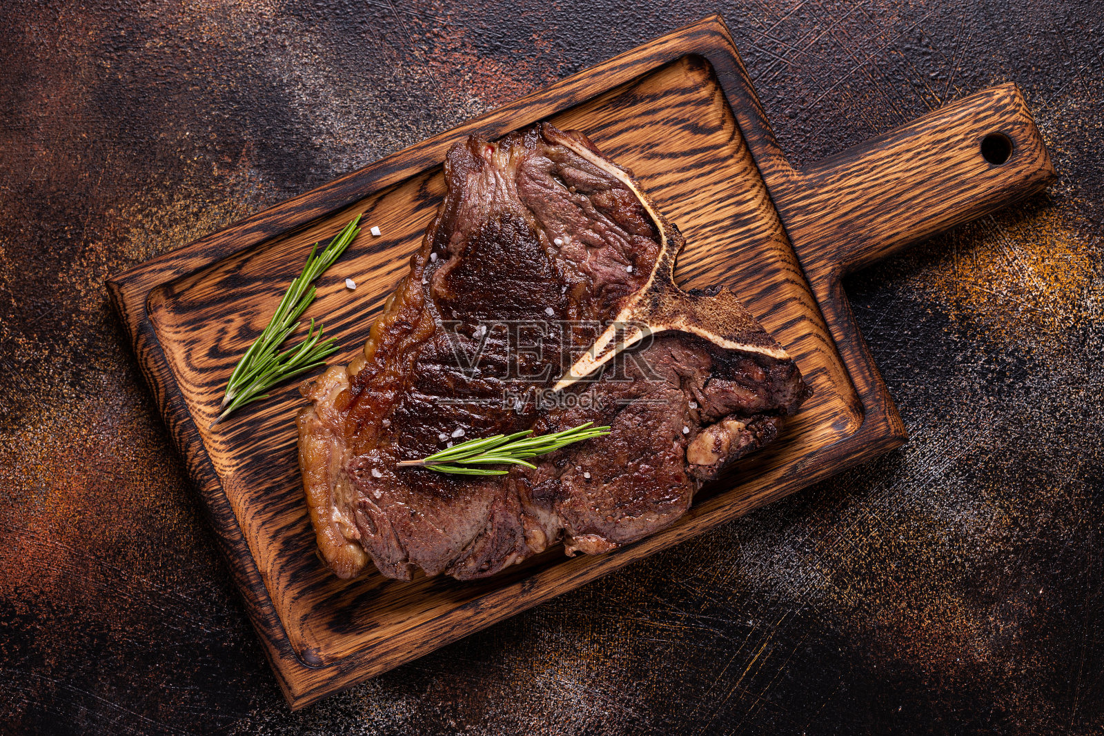 烤牛排加香料在木板上照片摄影图片