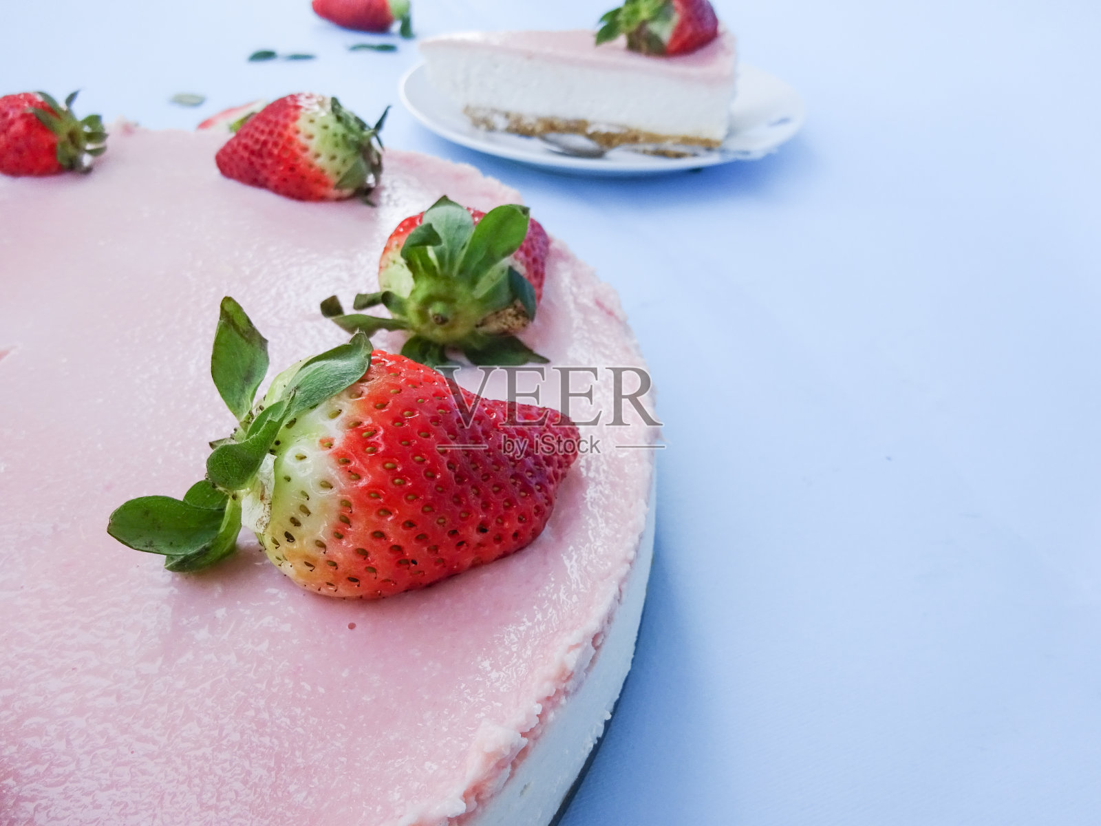 奶油马斯卡邦芝士草莓蛋糕。纽约芝士蛋糕。关闭了。圣诞甜点。健康食品。平铺创意美食理念。照片摄影图片