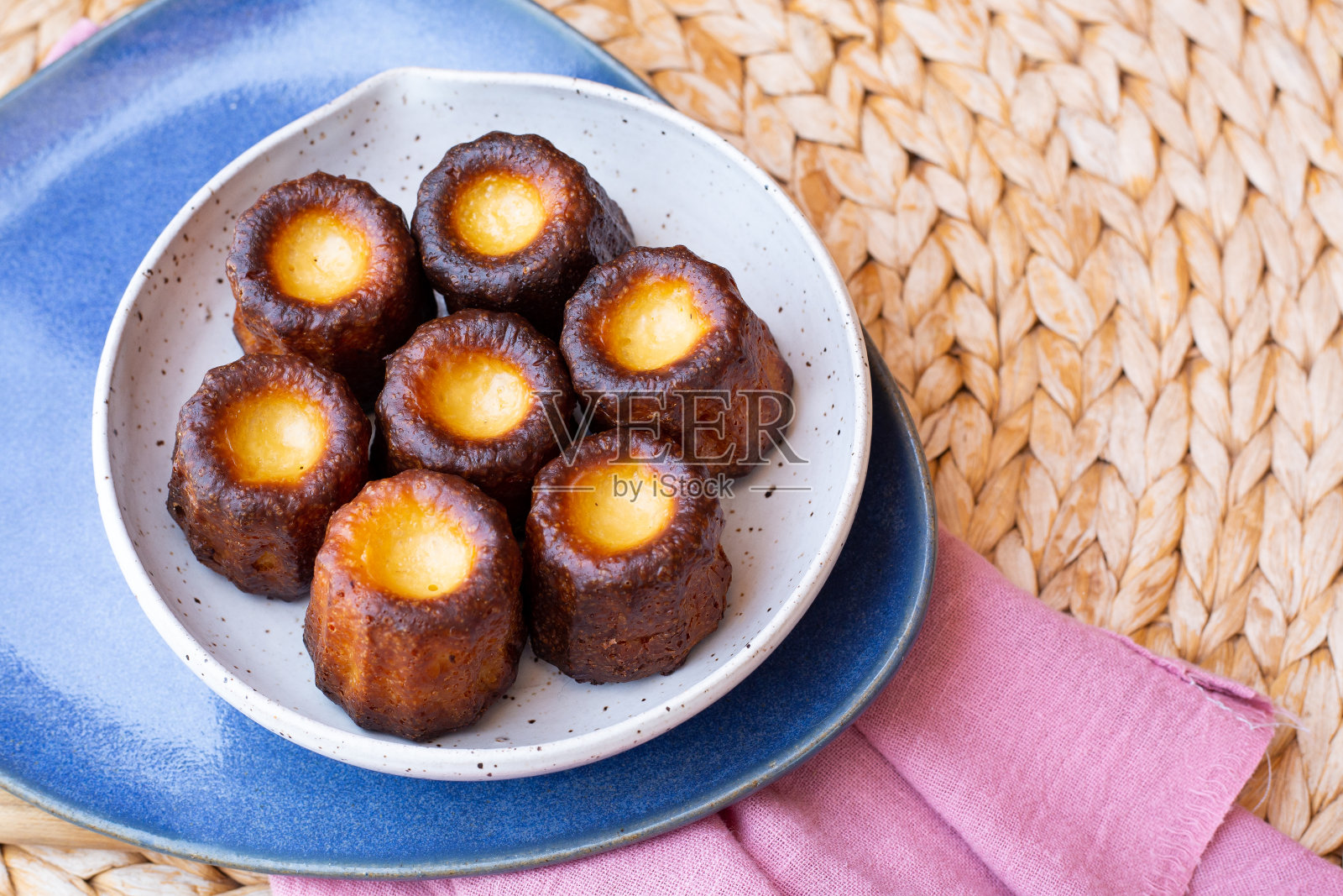 一盘法国糕点，Canelés德波尔多照片摄影图片