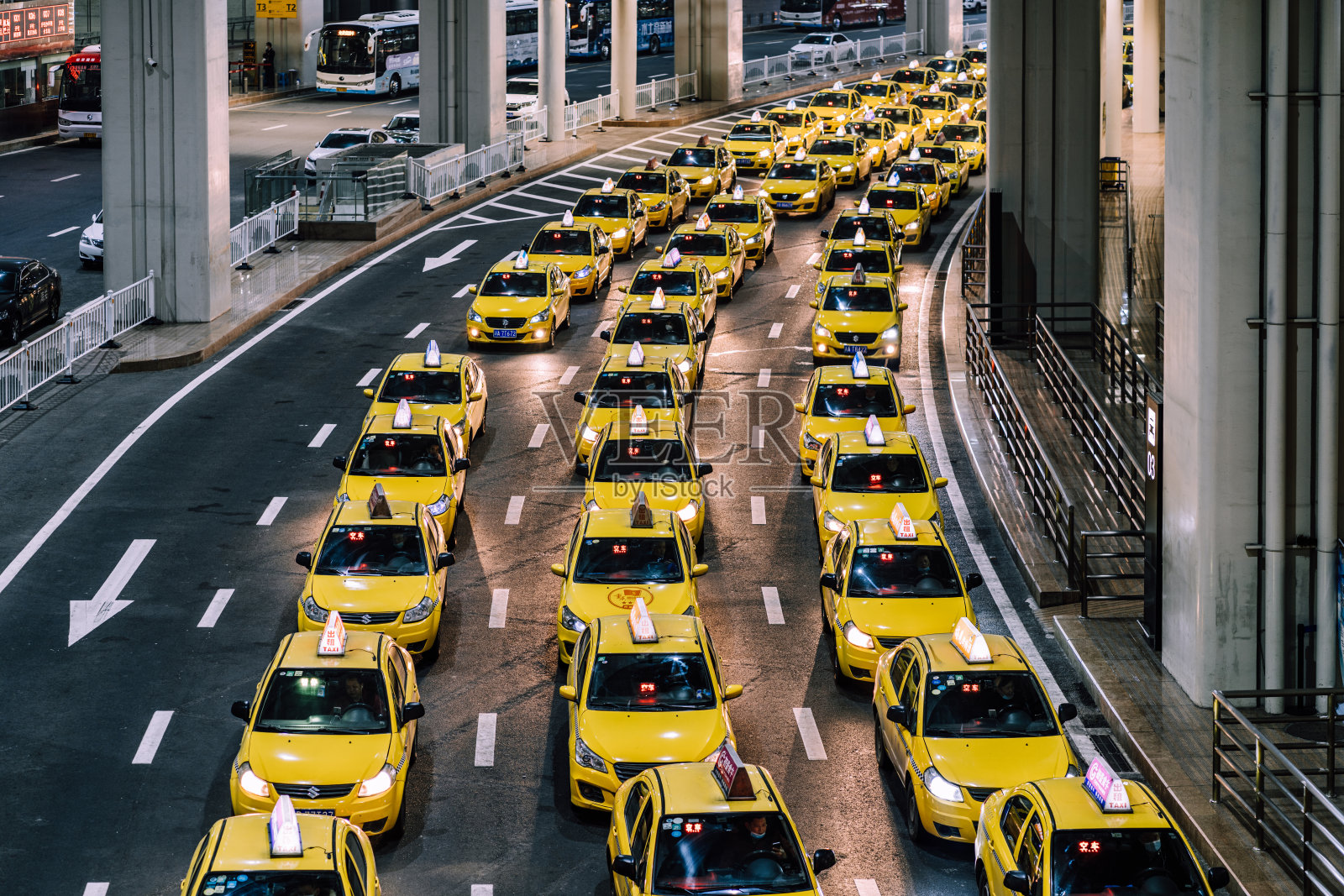 晚上在机场出口，黄色出租车排起了长队照片摄影图片