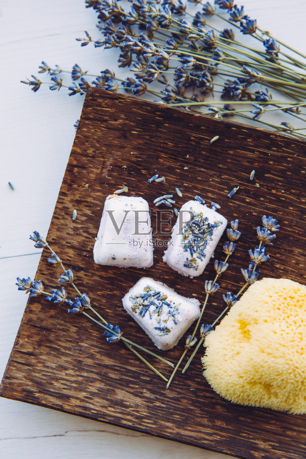 小立方体形状的浴室浴缸在木托盘上嘶鸣。自制泡泡浴。乡村的风格。照片摄影图片