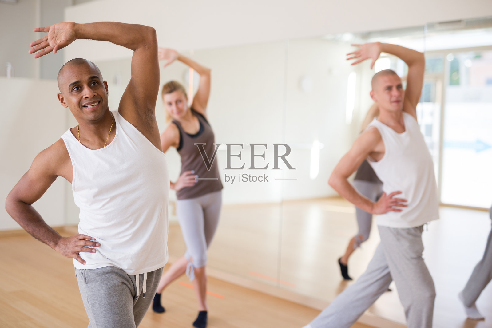 一组活动人士练习舞蹈技巧照片摄影图片