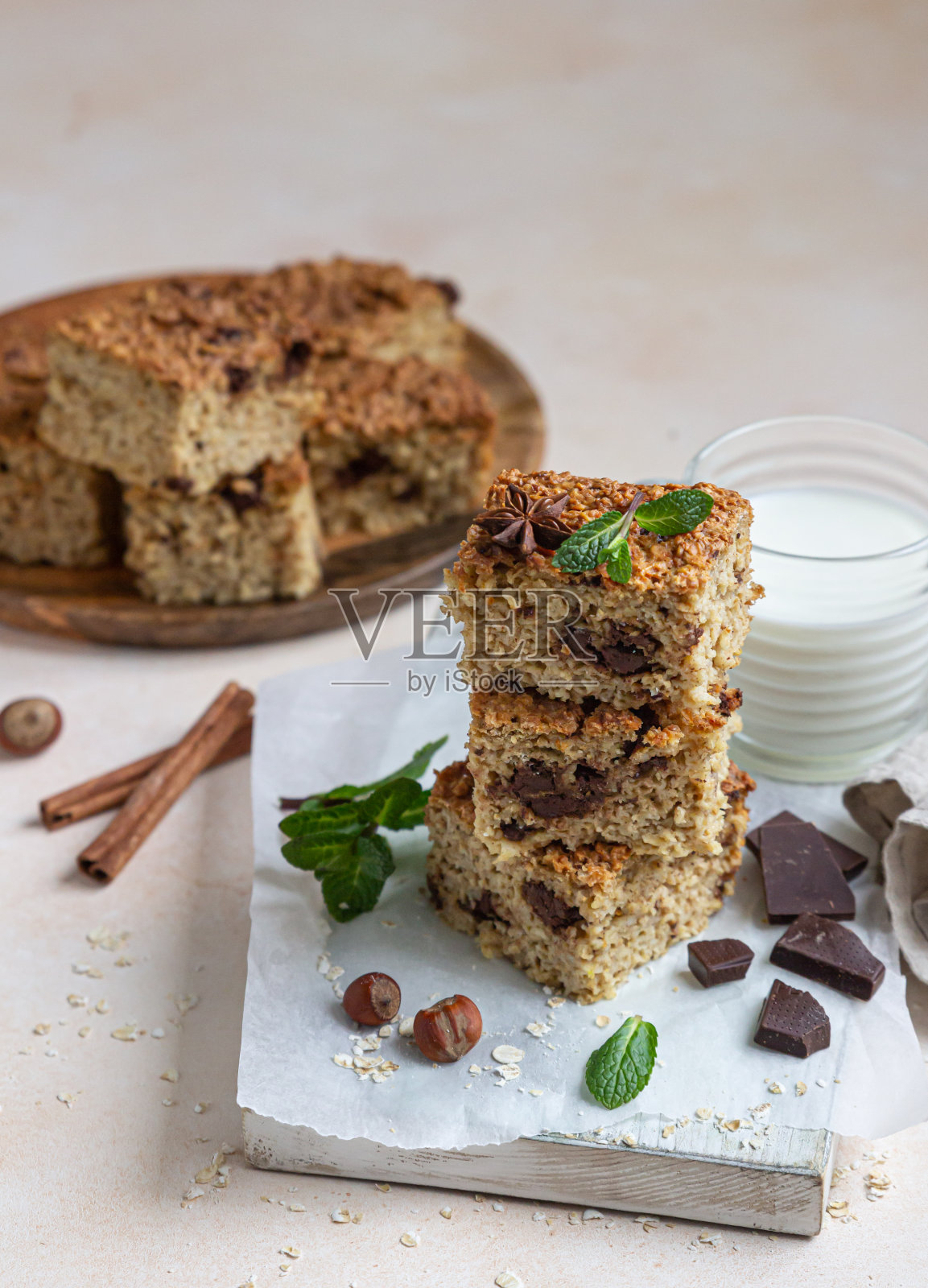 燕麦方块巧克力和一杯牛奶，浅混凝土背景。饮食的酒吧。健康的面包做早餐或甜点。照片摄影图片