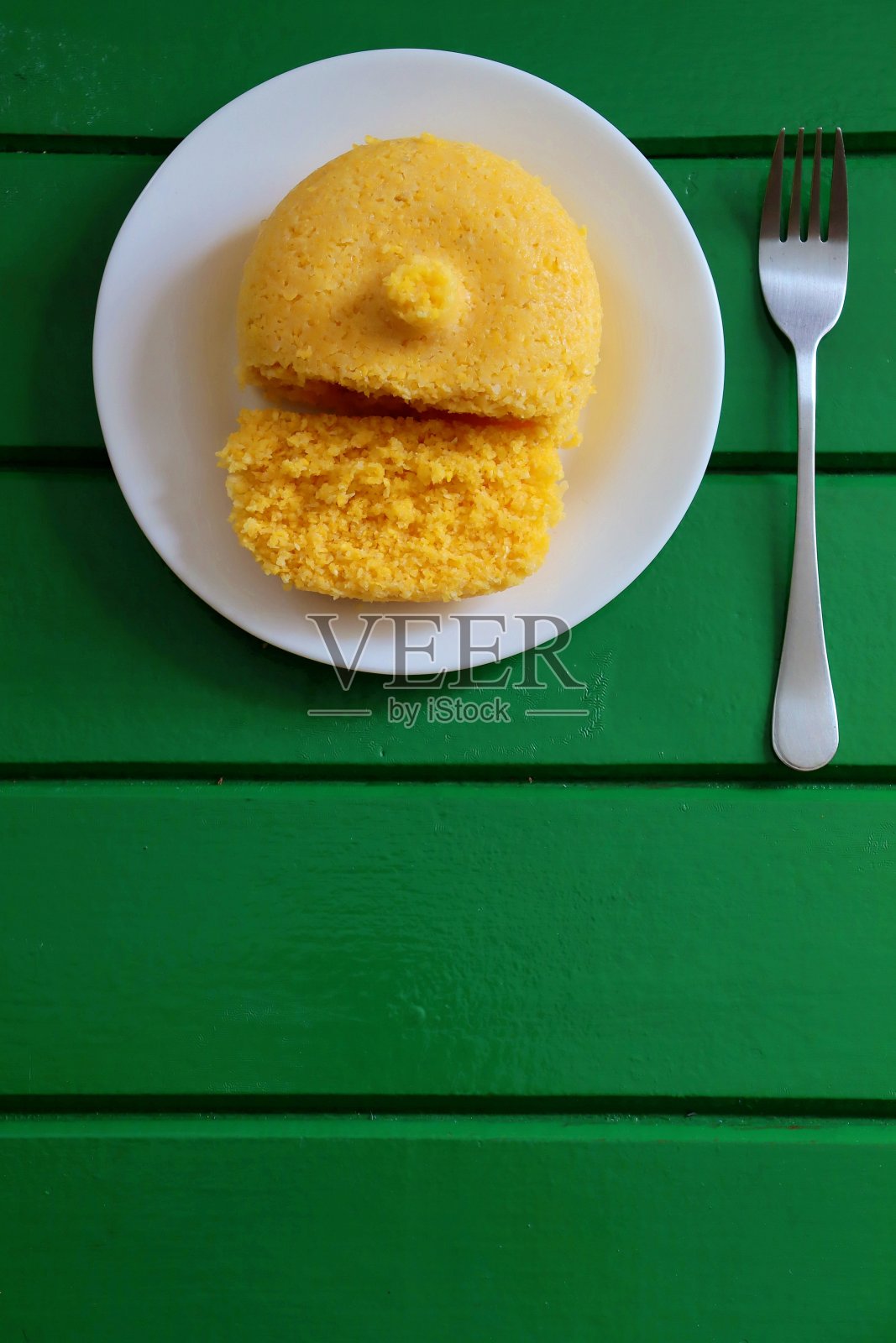 绿色背景上的巴西粗麦粉。垂直的照片。照片摄影图片