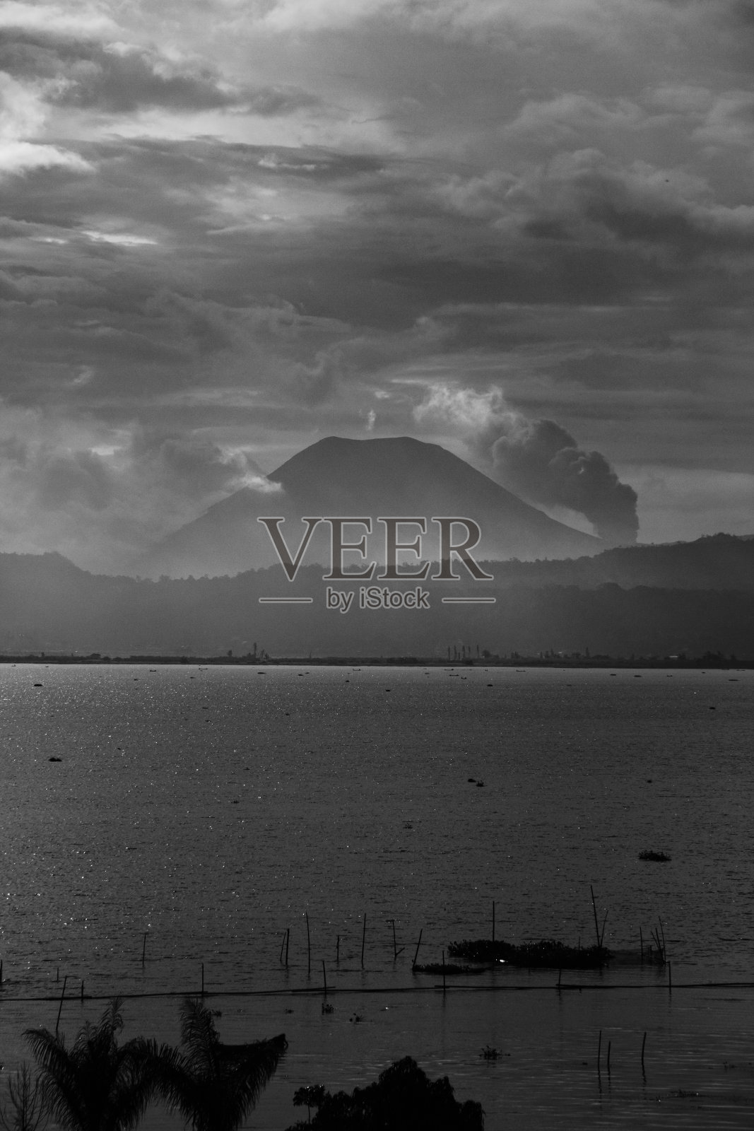 这张照片拍摄于北苏拉威西省米纳哈萨区通达诺湖附近的洛肯火山于2011年4月喷发。照片摄影图片