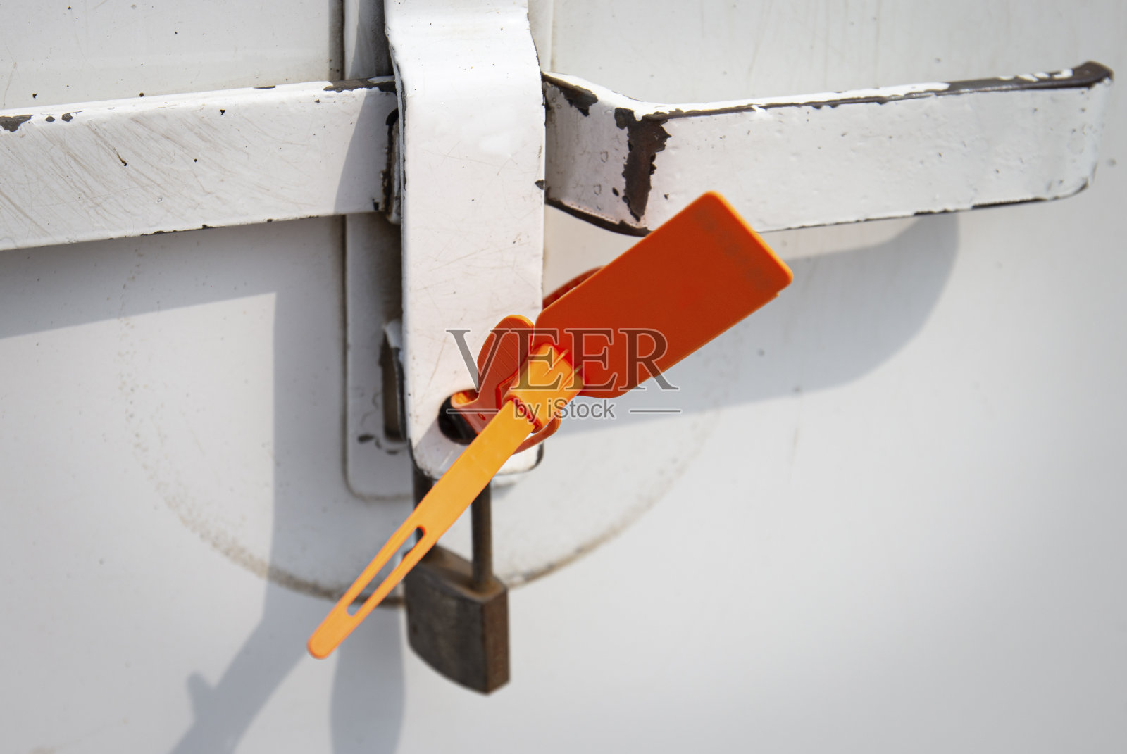 货物运输的安全性。钢制门，带有保护密封的卡车锁。照片摄影图片