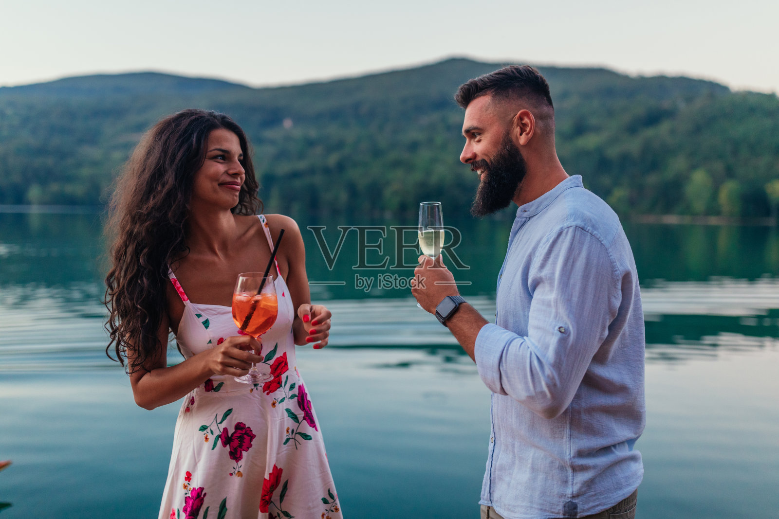 年轻的雄性和雌性正在河边约会照片摄影图片