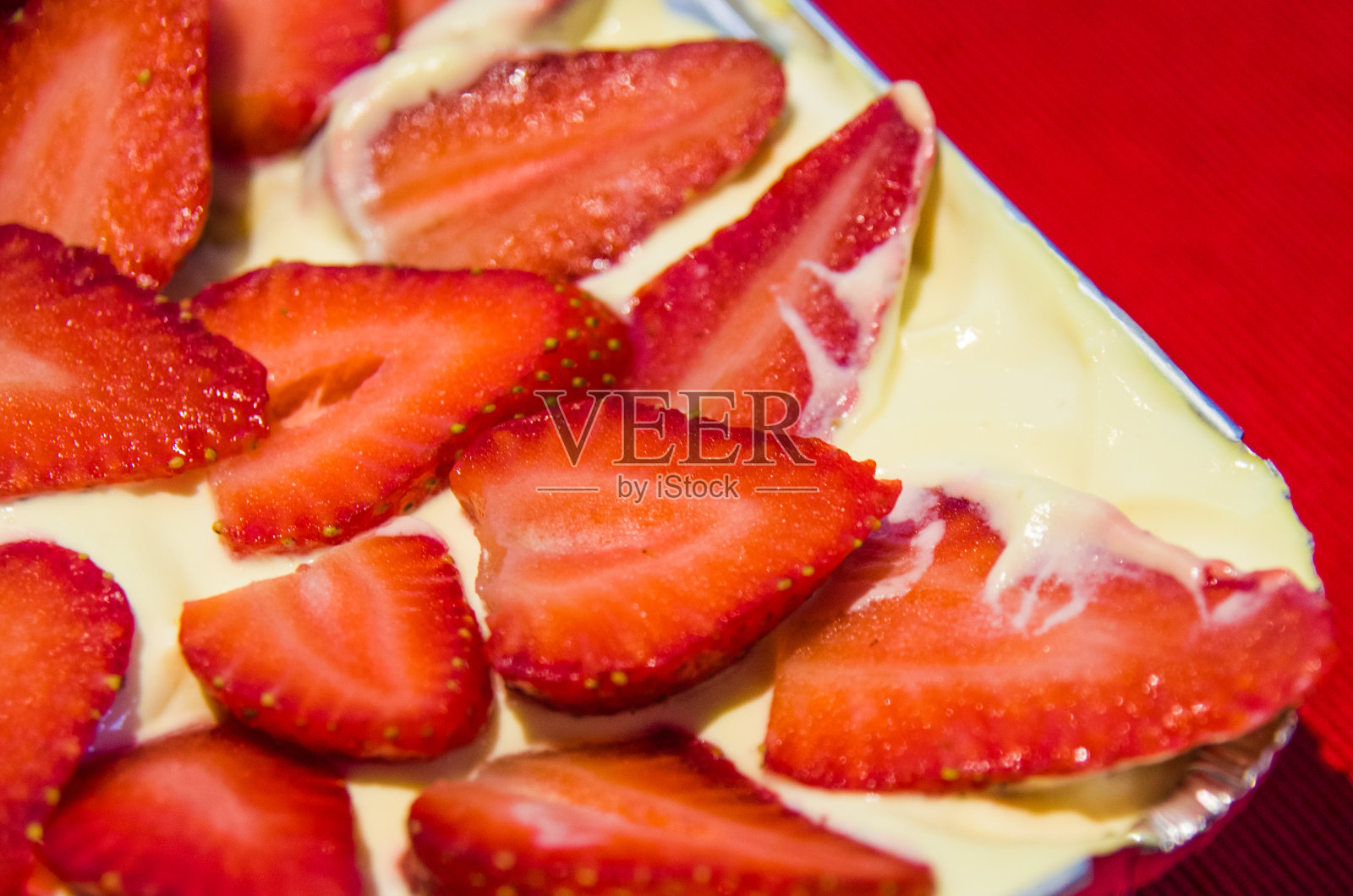 典型的意大利甜点，搭配草莓、马斯卡泊尼奶酪和巧克力。照片摄影图片