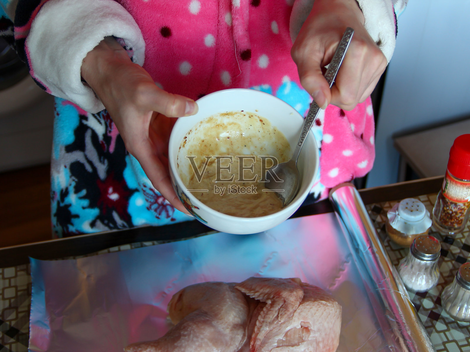 准备烤鸡汁的女人照片摄影图片