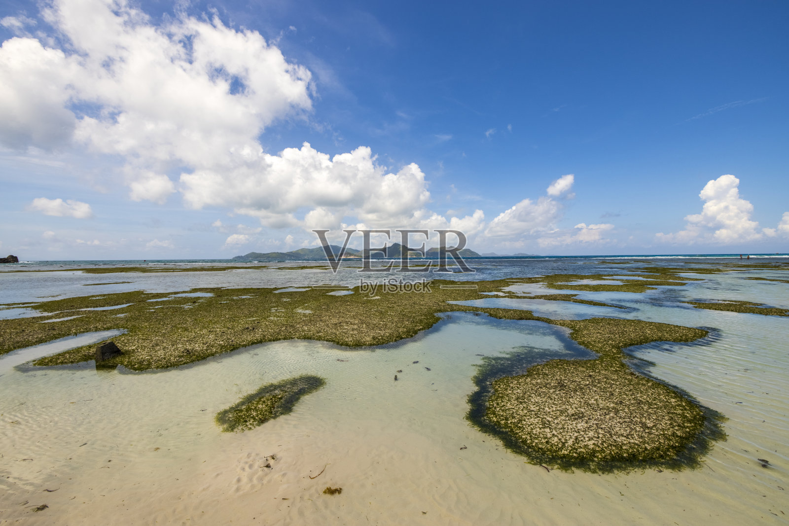 从塞舌尔La Digue的东侧观看Praslin岛照片摄影图片