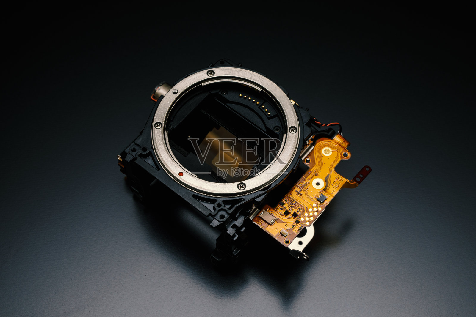 黑色背景下现代相机的细节。内容为摄影器材的修理。照片摄影图片