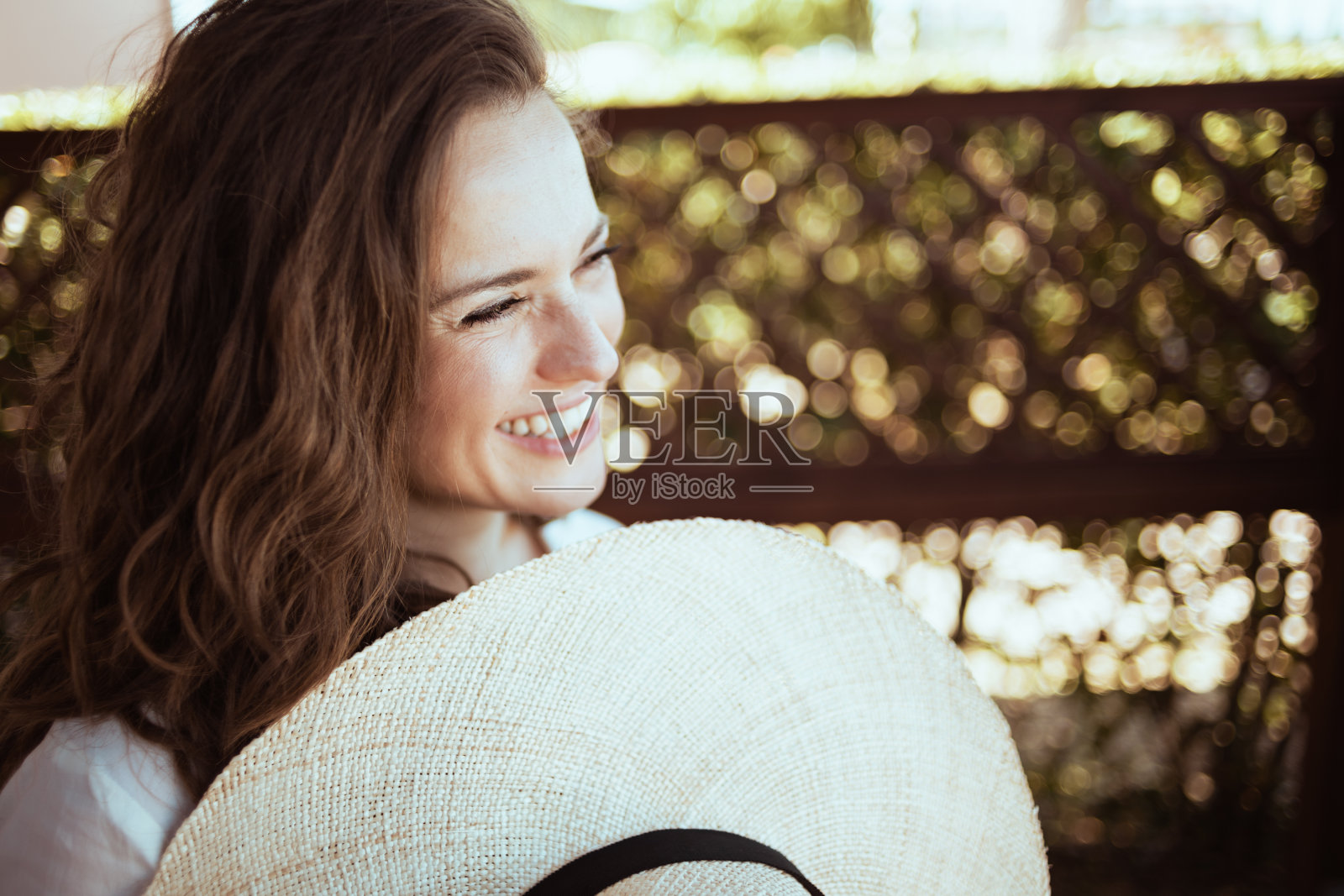 微笑优雅的主妇穿着白衬衫和帽子照片摄影图片