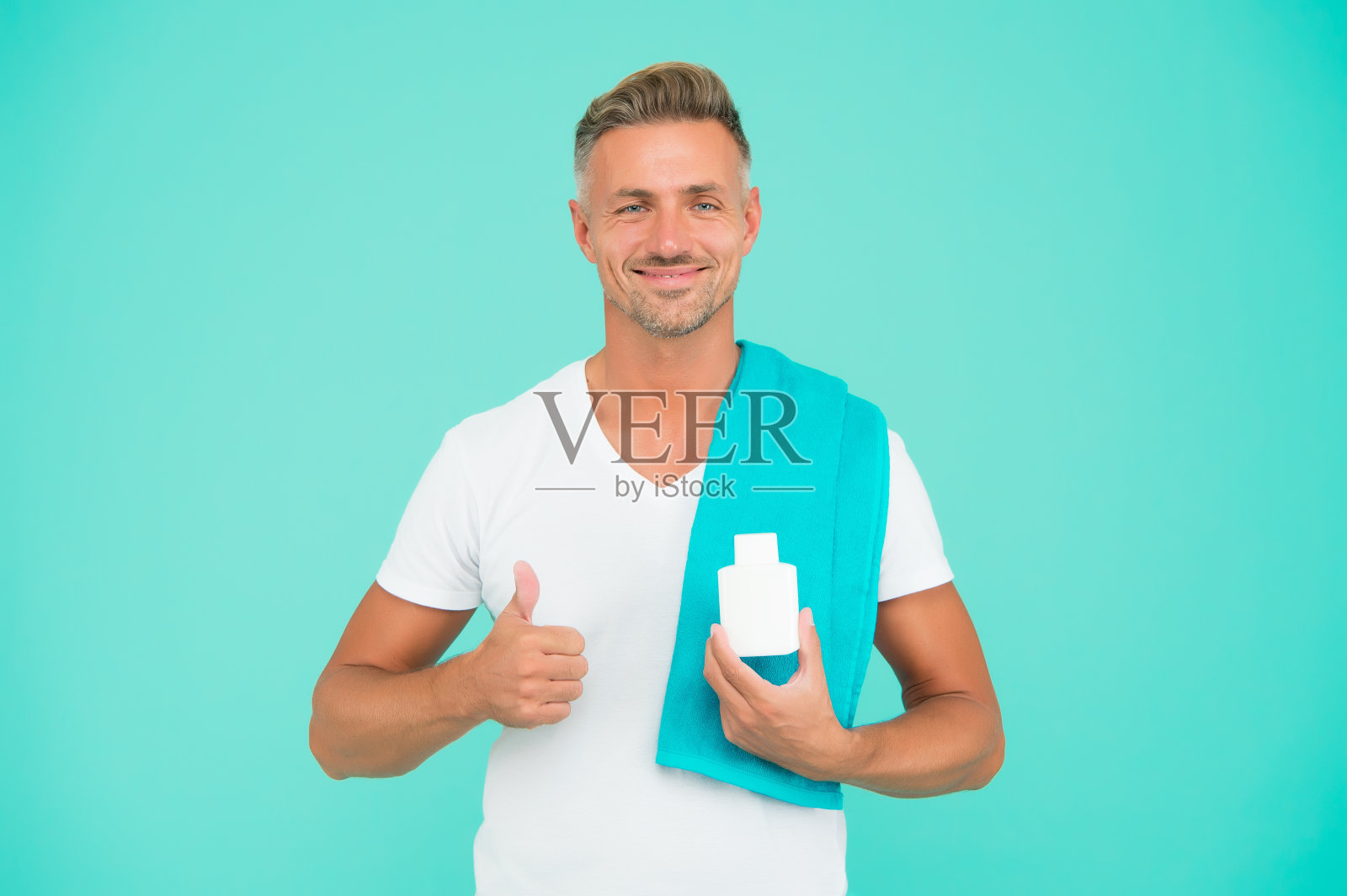 剃须后护理。男性化妆品。美容产品。英俊、整洁、健康的男士推荐产品。身体保健。展示产品。成熟的男人身体健康。运动和健身。商品的美照片摄影图片