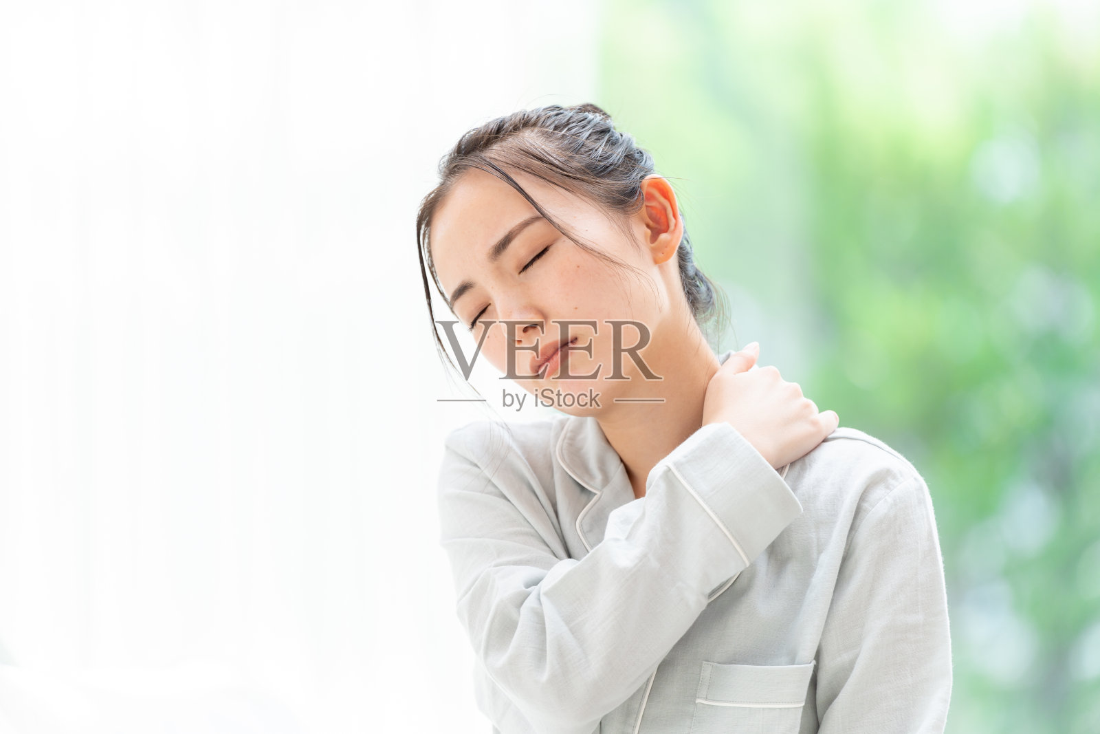 床上有个迷人的日本女人照片摄影图片