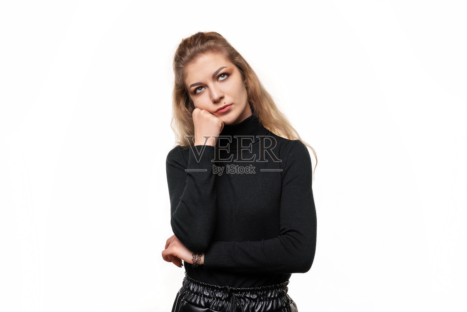 无聊金发女孩思考感情隔离白背景照片摄影图片