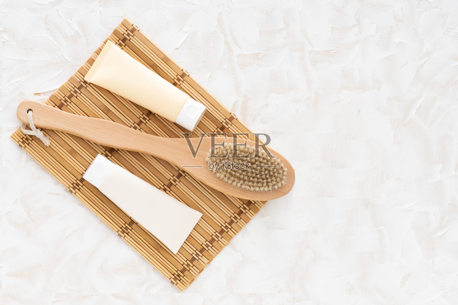 天然刷子由木材和奶油在白色的背景照片摄影图片