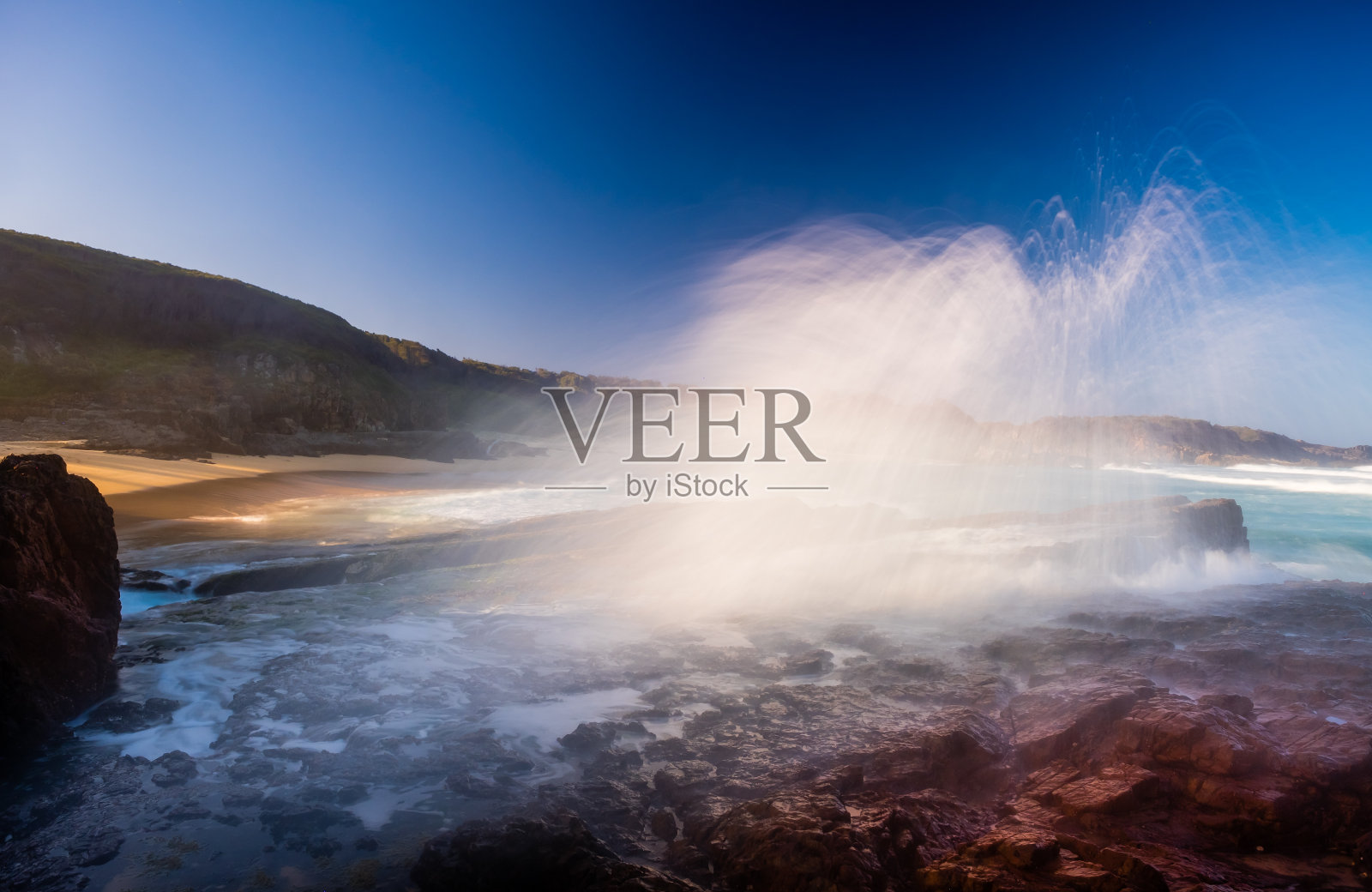 强劲的海浪冲击着欧罗巴达拉国家公园的岩石海岸线照片摄影图片