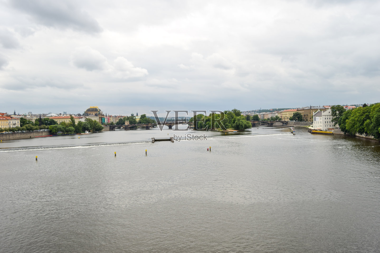 布拉格。捷克共和国。横跨伏尔塔瓦河的大桥照片摄影图片