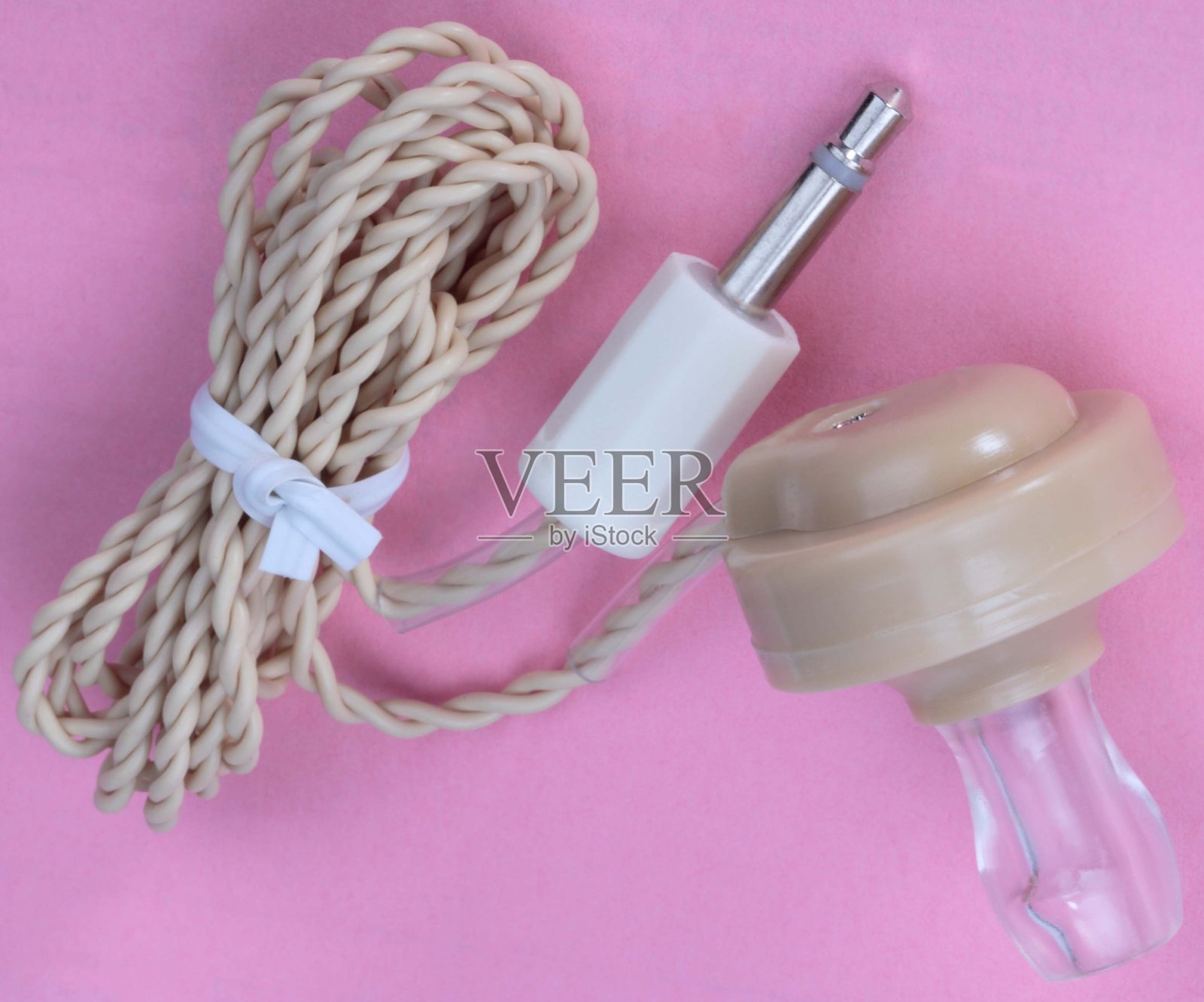 粉色背景的塑料耳机照片摄影图片