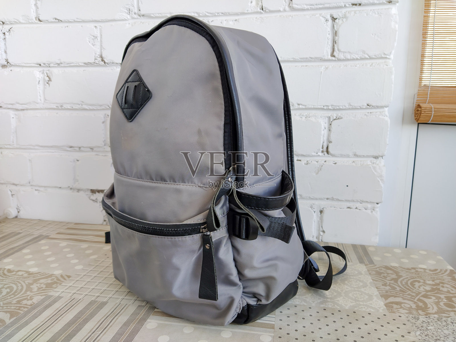 背包在桌子上，孤立的照片摄影图片