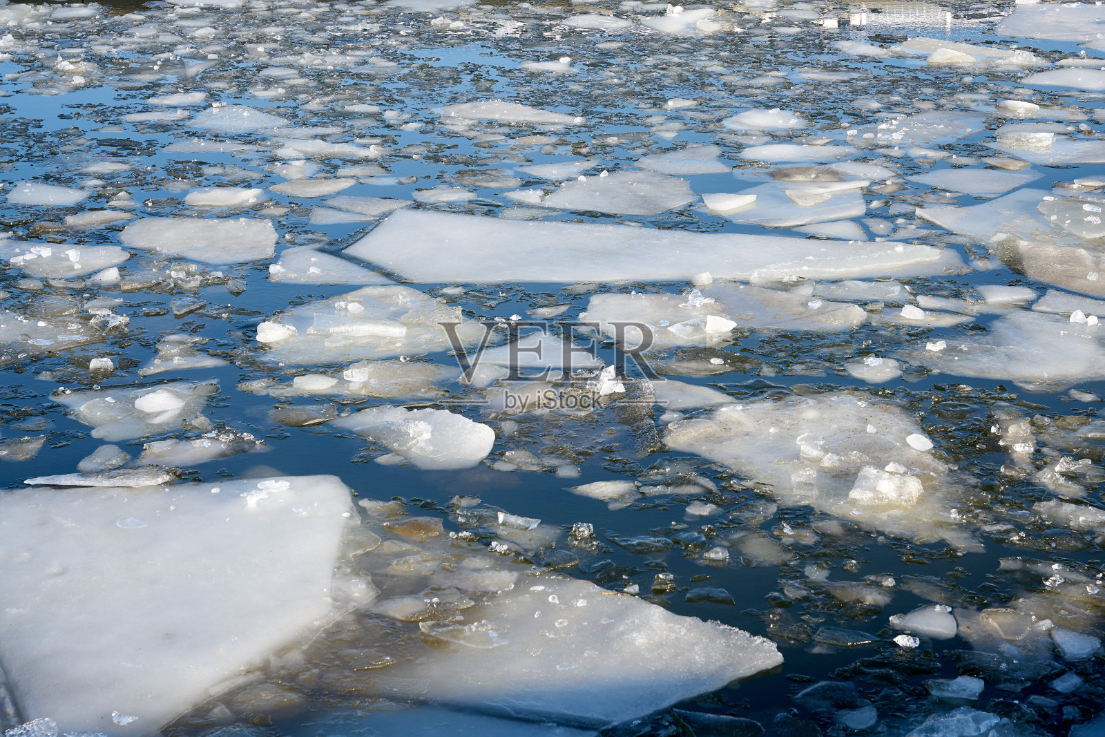 马格德堡附近的米特兰卡纳尔冬季浮冰照片摄影图片