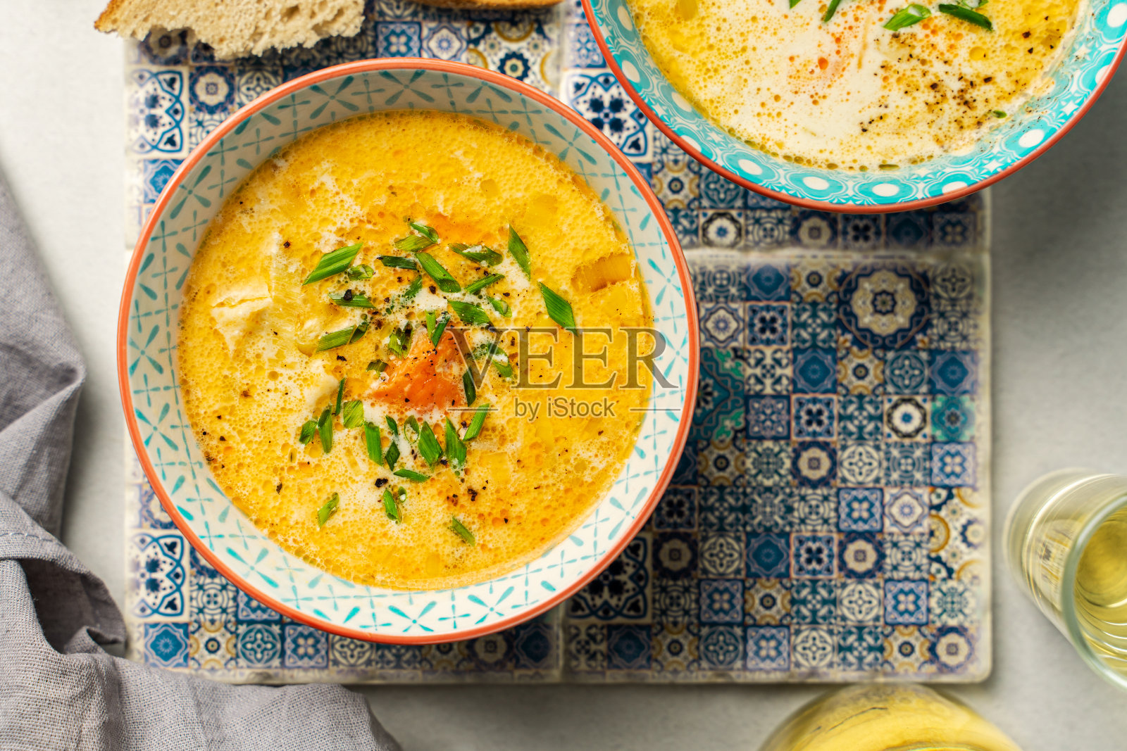 自制奶油芬兰三文鱼汤，特写镜头照片摄影图片