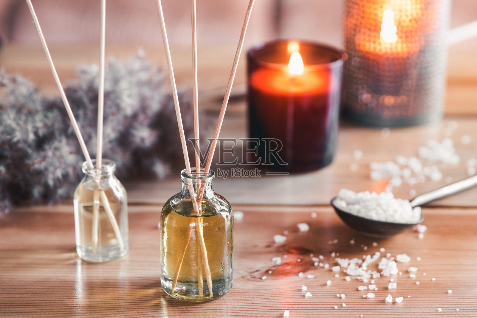 芦苇空气清新剂与蜡烛和桉树枝托盘室内，特写照片摄影图片