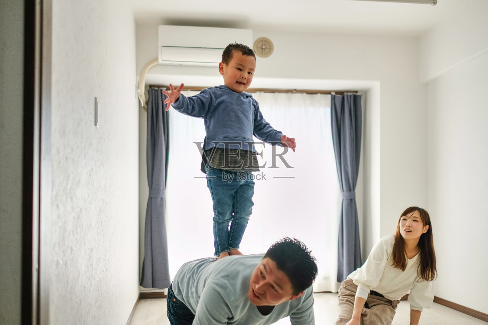 孩子在家里和父母玩耍照片摄影图片