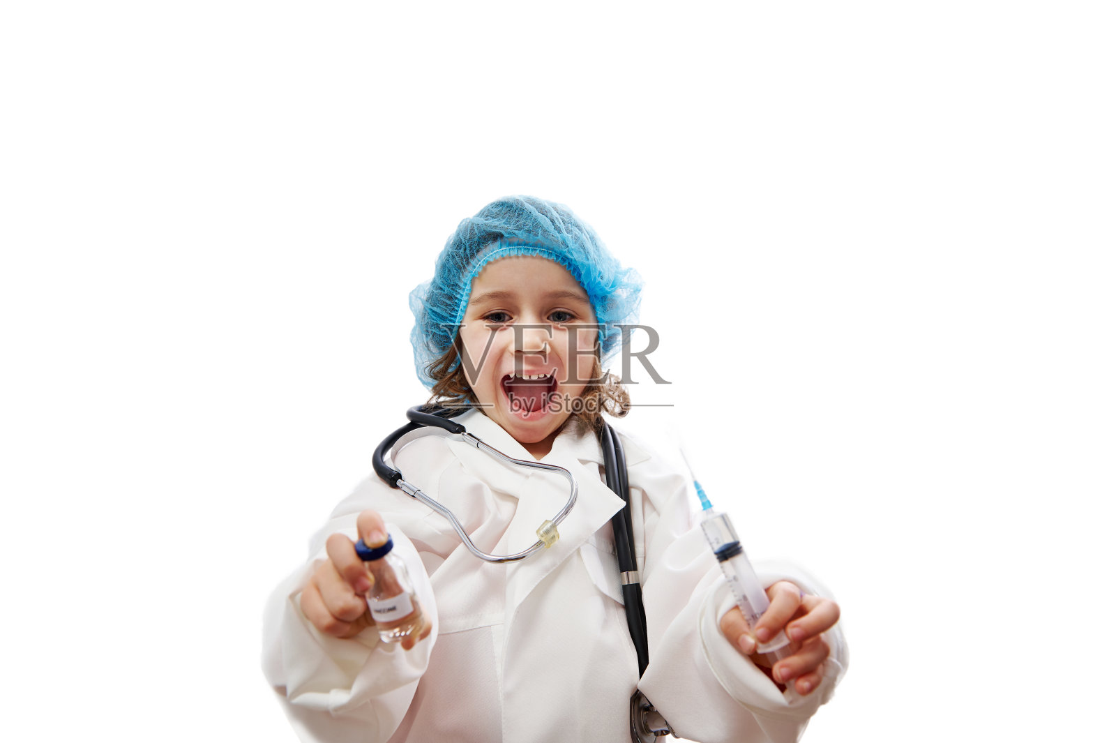 一个可爱的小女孩的肖像与听诊器在医疗制服持有疫苗瓶和注射器。接种疫苗的概念。孤立在白色背景与复制空间照片摄影图片