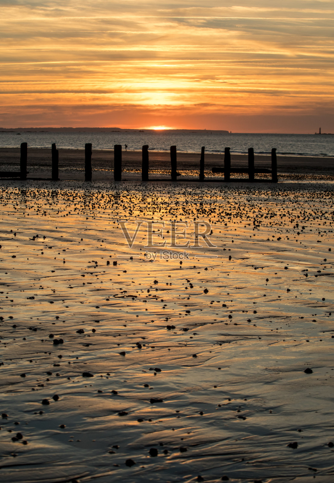 法国布列塔尼圣马洛海滩上美丽的日落景色照片摄影图片