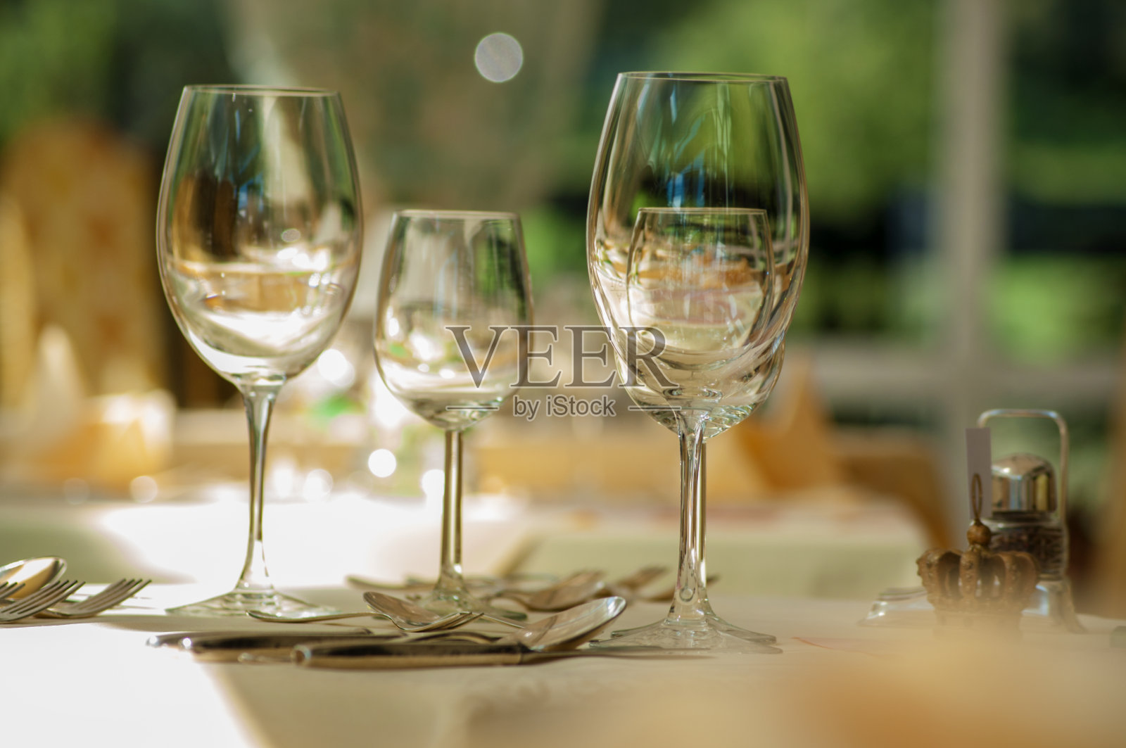 在酒景背景下的餐厅里，空的酒杯和水杯。照片摄影图片