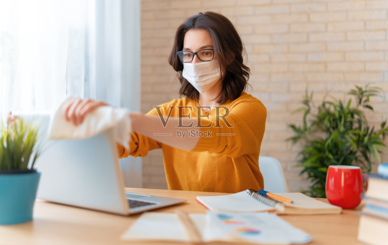 女人正在打扫卫生照片摄影图片