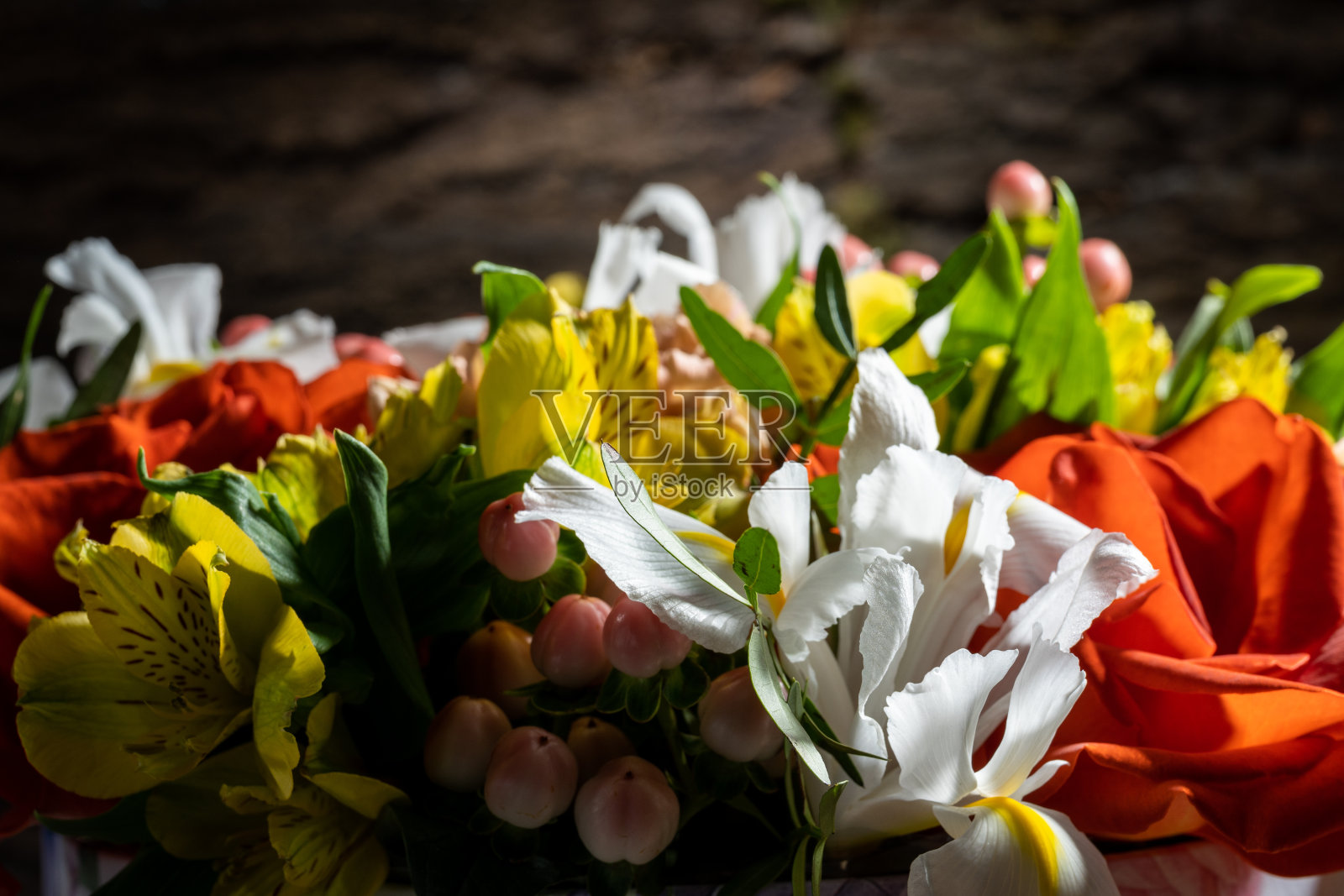 由玫瑰、康乃馨、鸢尾、金丝桃、开心果组成的花篮照片摄影图片