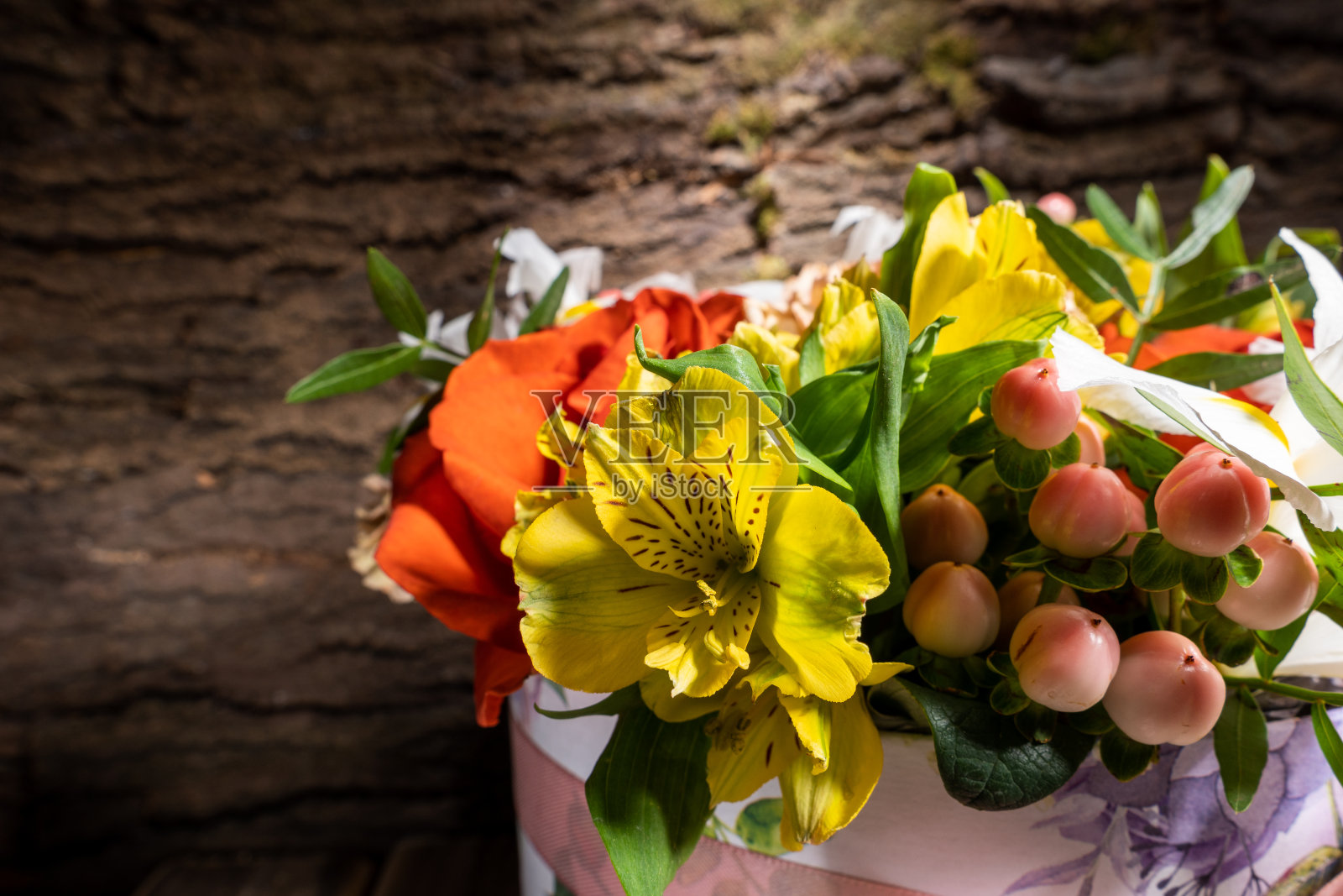 玫瑰、康乃馨、鸢尾、金丝桃和开心果组成的鲜花篮照片摄影图片