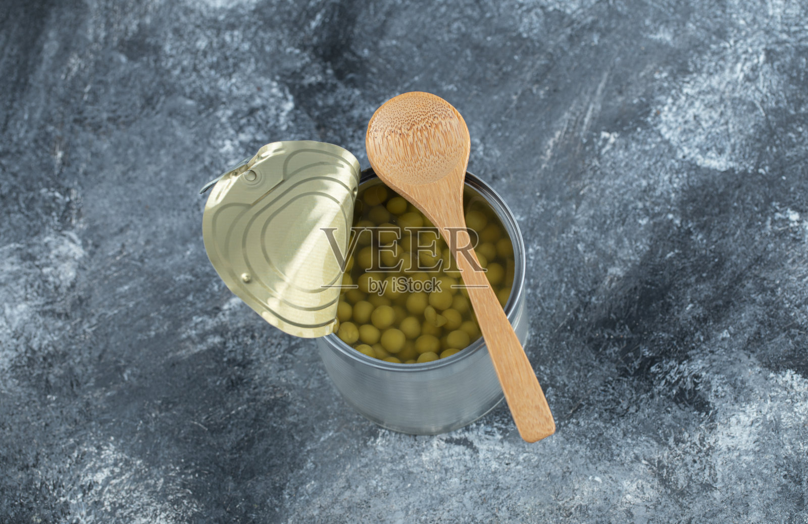 近距离的照片打开的锡和木勺照片摄影图片