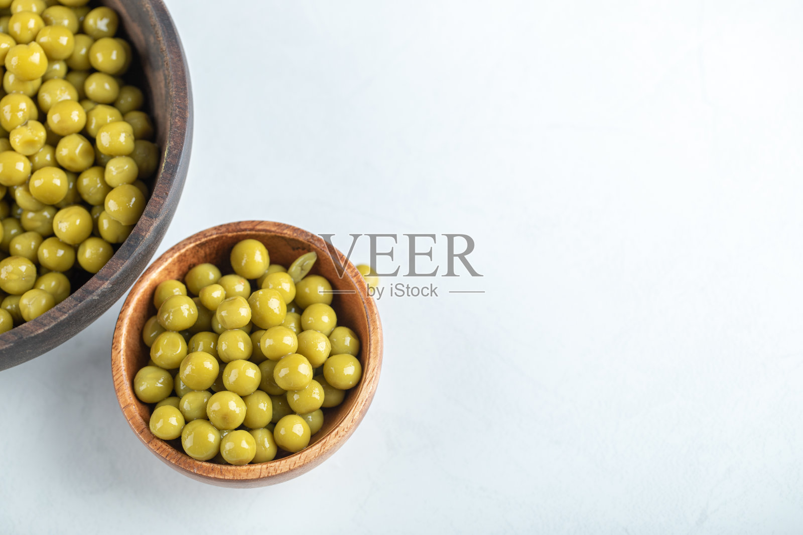 两碗腌过的绿橄榄照片摄影图片