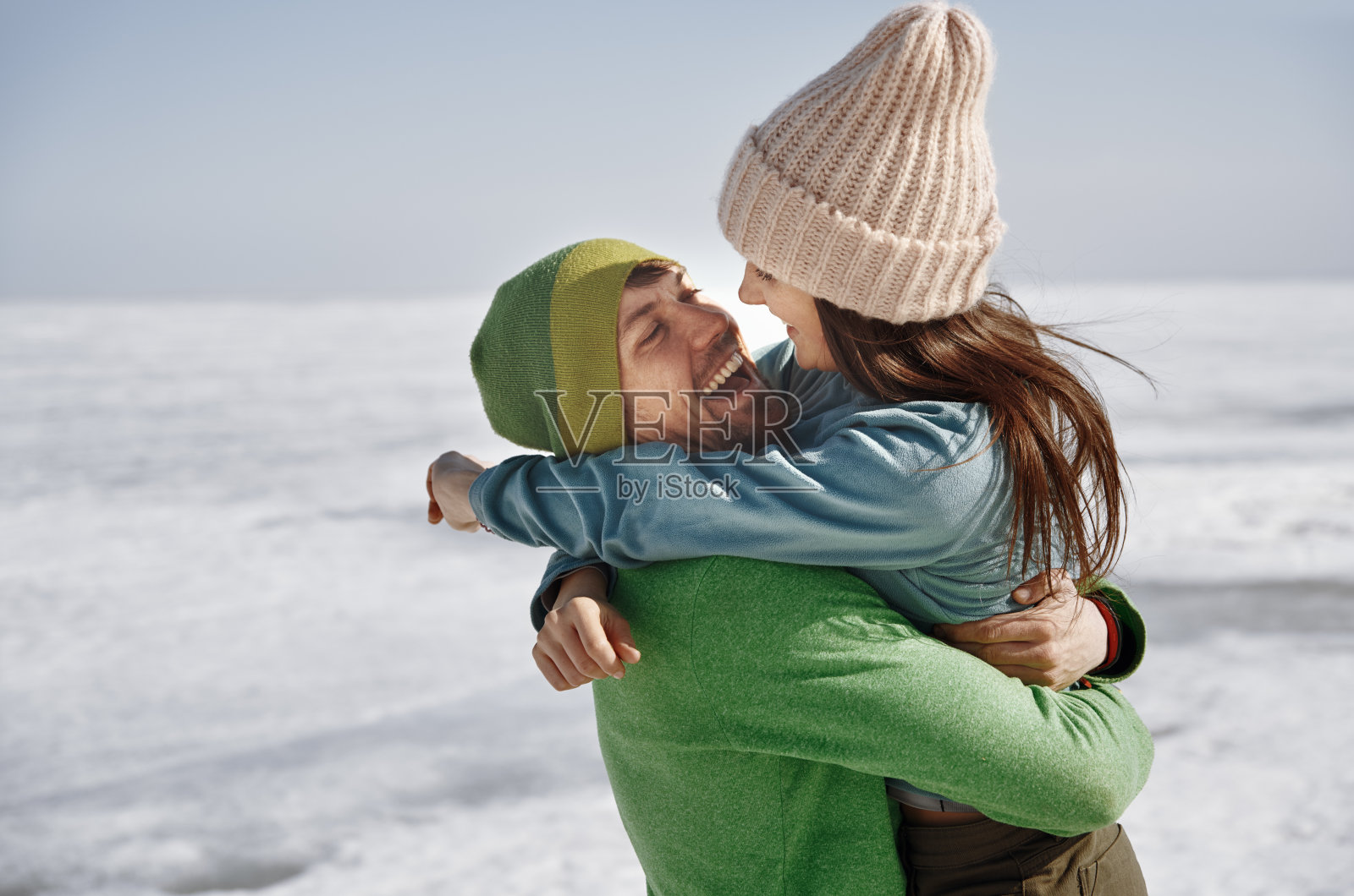 年轻的成年夫妇在室外享受冬天的风景照片摄影图片