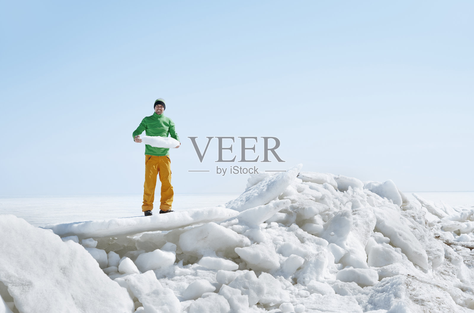 年轻的成年人在户外探索冰雪景观照片摄影图片