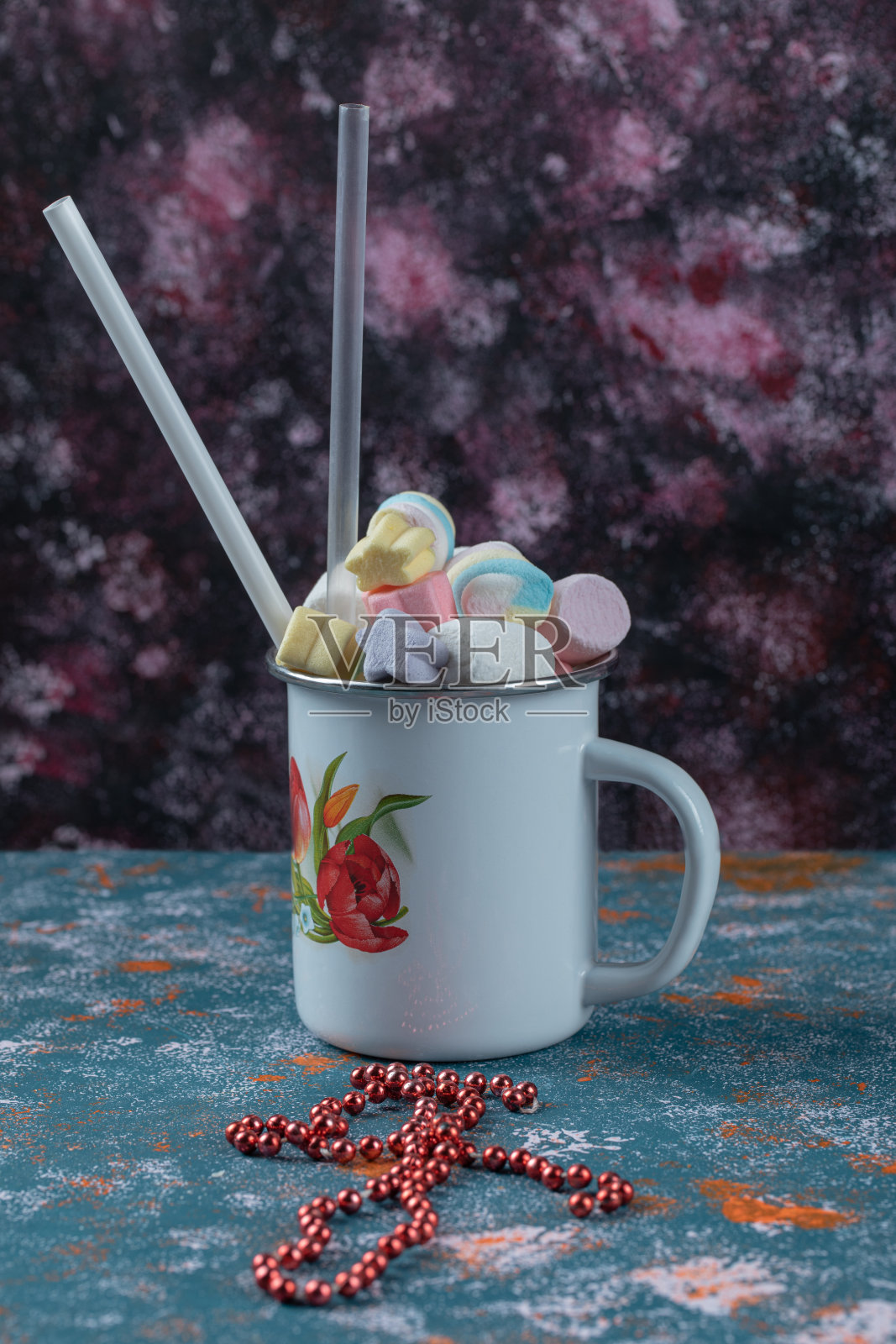 混合棉花糖和软糖在一个蓝色金属杯照片摄影图片