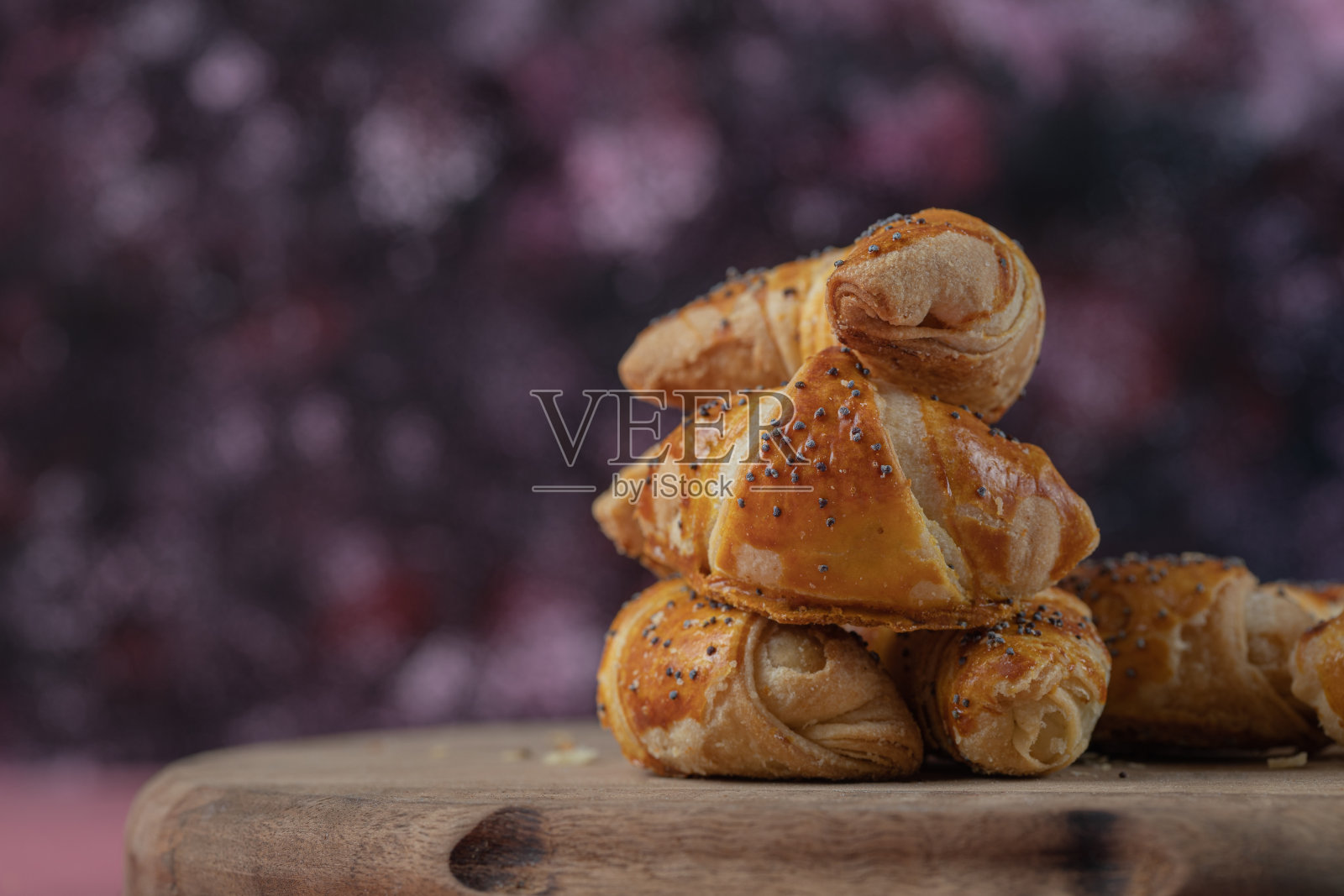 木盘上的炸木泷饼干照片摄影图片