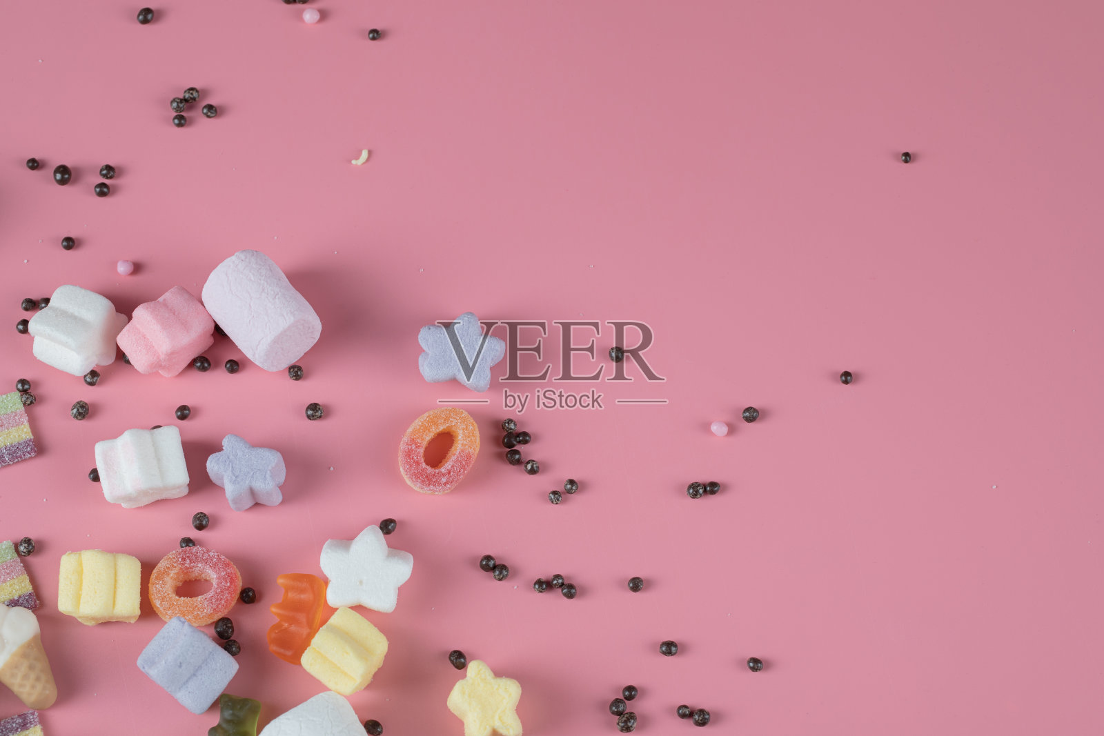 混合形状的棉花糖在粉红色的背景照片摄影图片